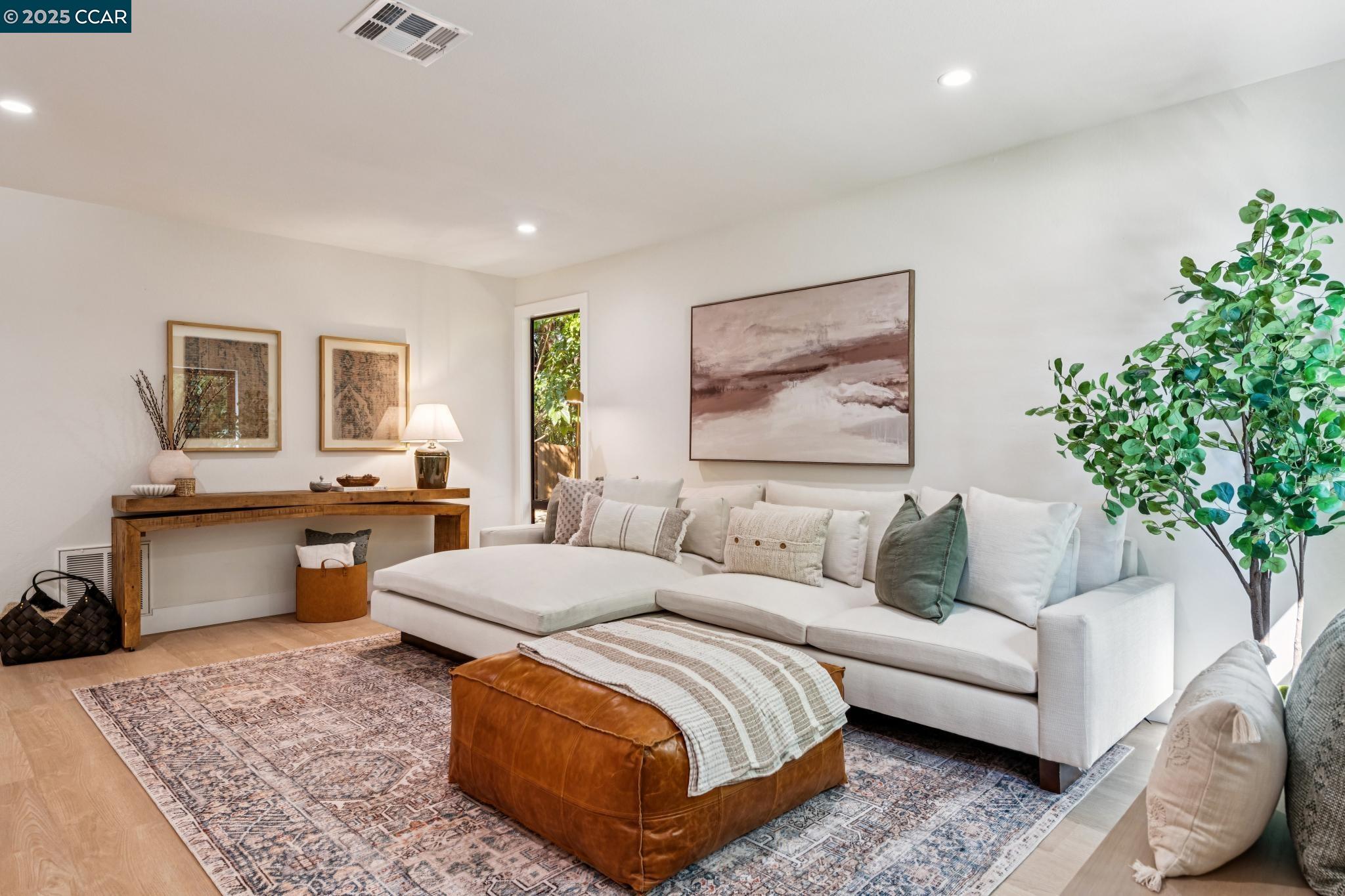 Detail Gallery Image 7 of 58 For 11 Oakvue Court, Pleasant Hill,  CA 94523 - 3 Beds | 3 Baths