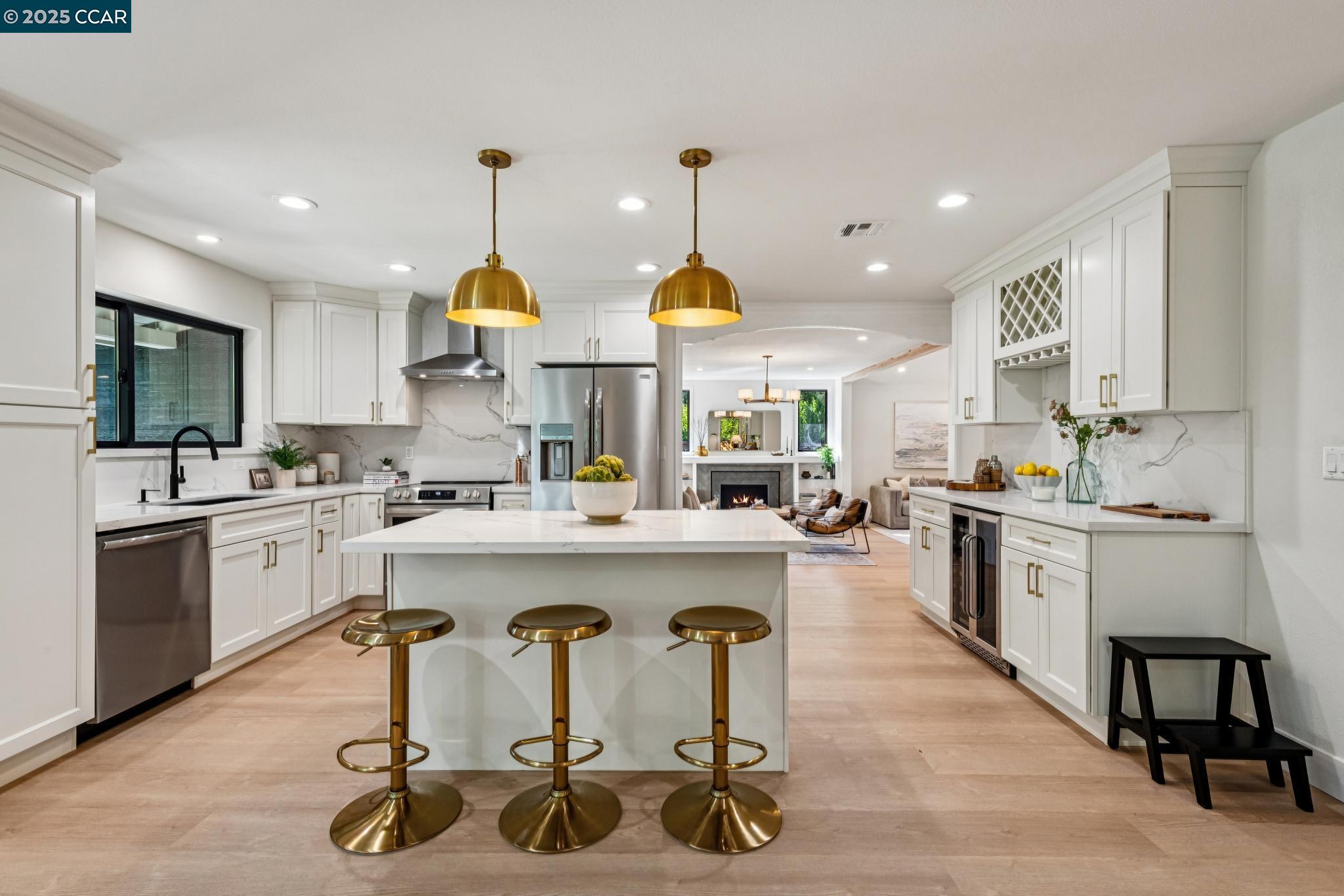 Detail Gallery Image 10 of 58 For 11 Oakvue Court, Pleasant Hill,  CA 94523 - 3 Beds | 3 Baths