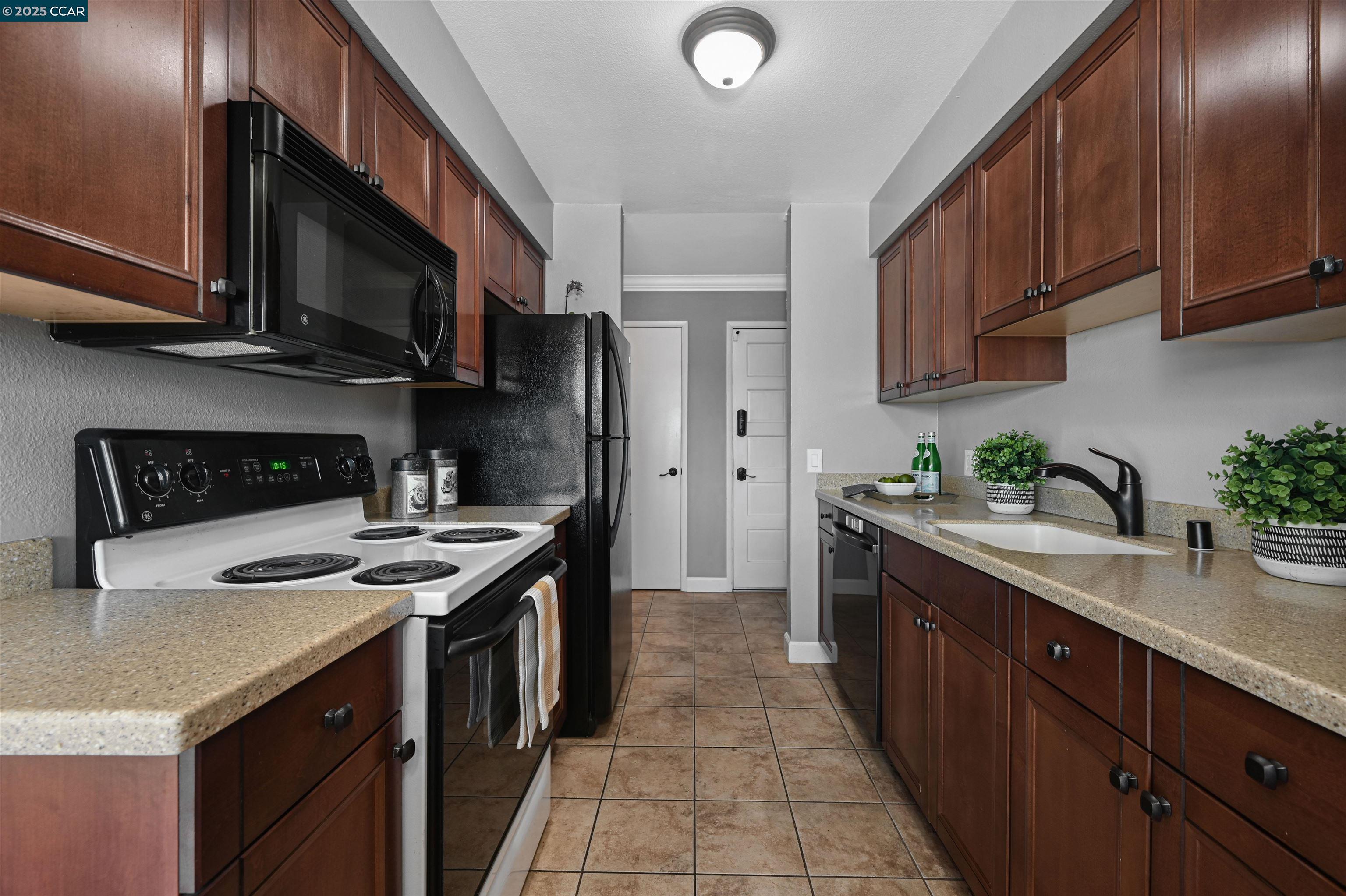 Detail Gallery Image 16 of 32 For 825 Oak Grove Rd #46,  Concord,  CA 94518 - 2 Beds | 1 Baths