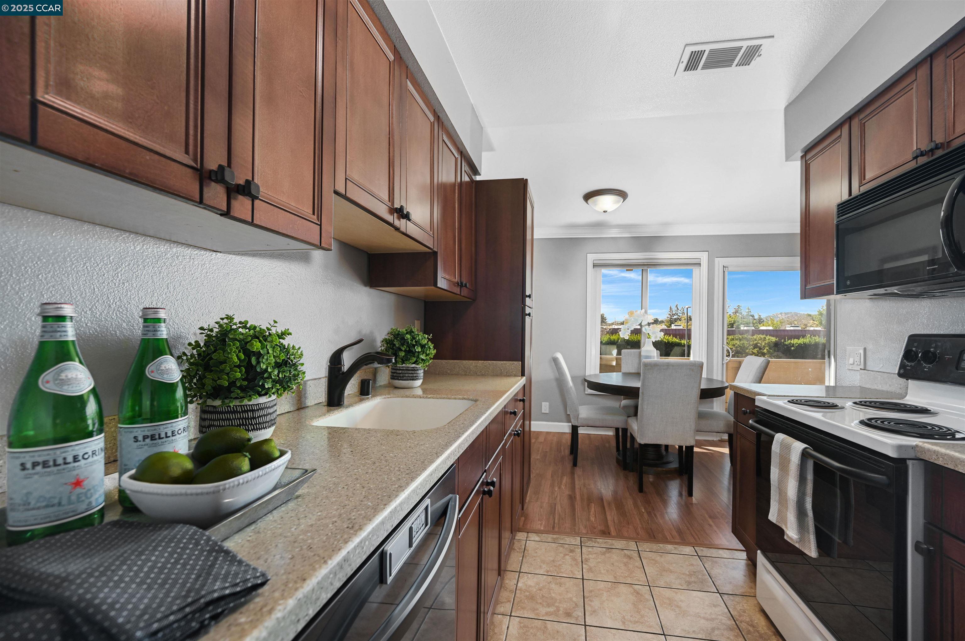 Detail Gallery Image 3 of 32 For 825 Oak Grove Rd #46,  Concord,  CA 94518 - 2 Beds | 1 Baths