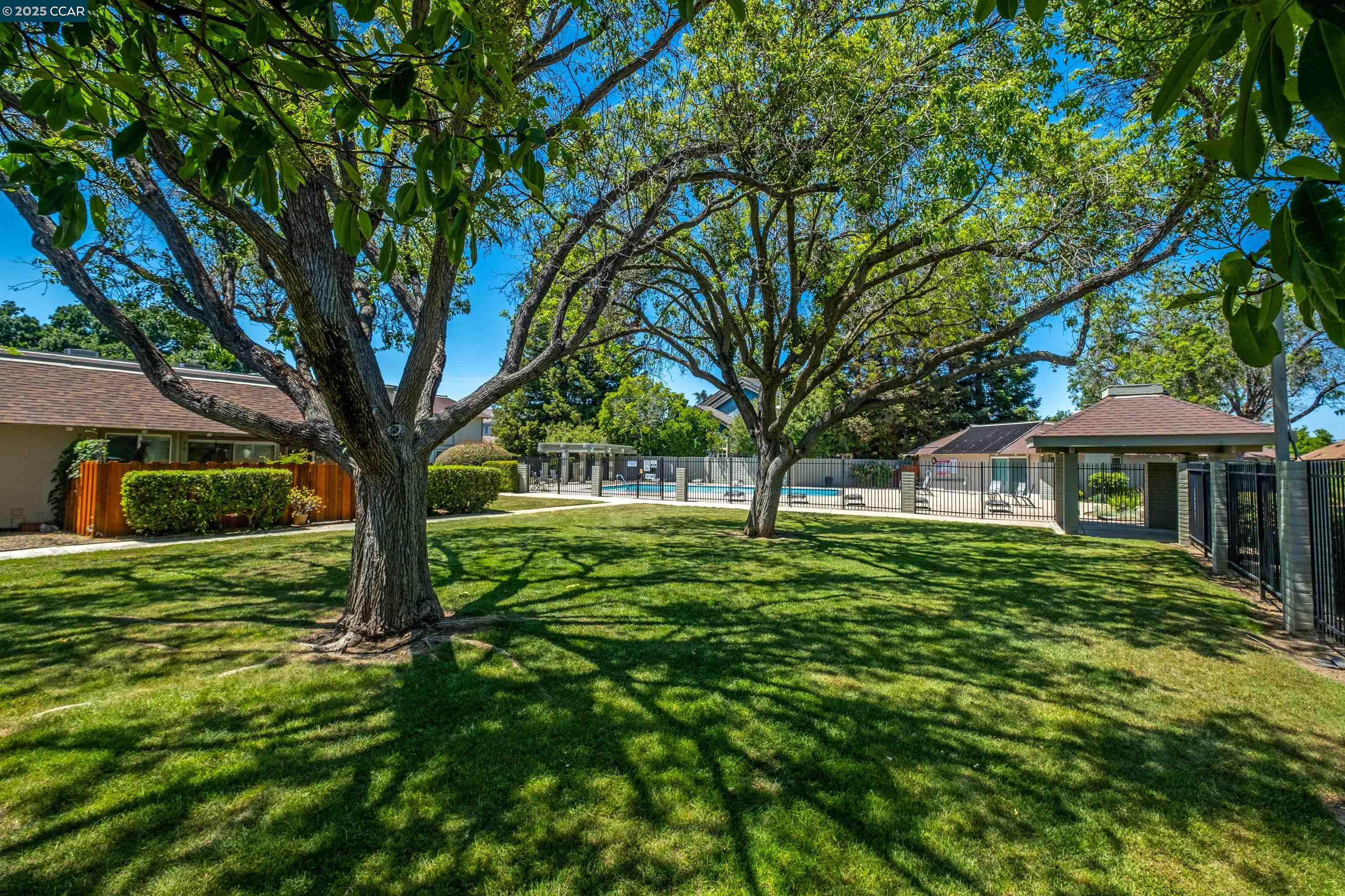 Detail Gallery Image 23 of 32 For 825 Oak Grove Rd #46,  Concord,  CA 94518 - 2 Beds | 1 Baths