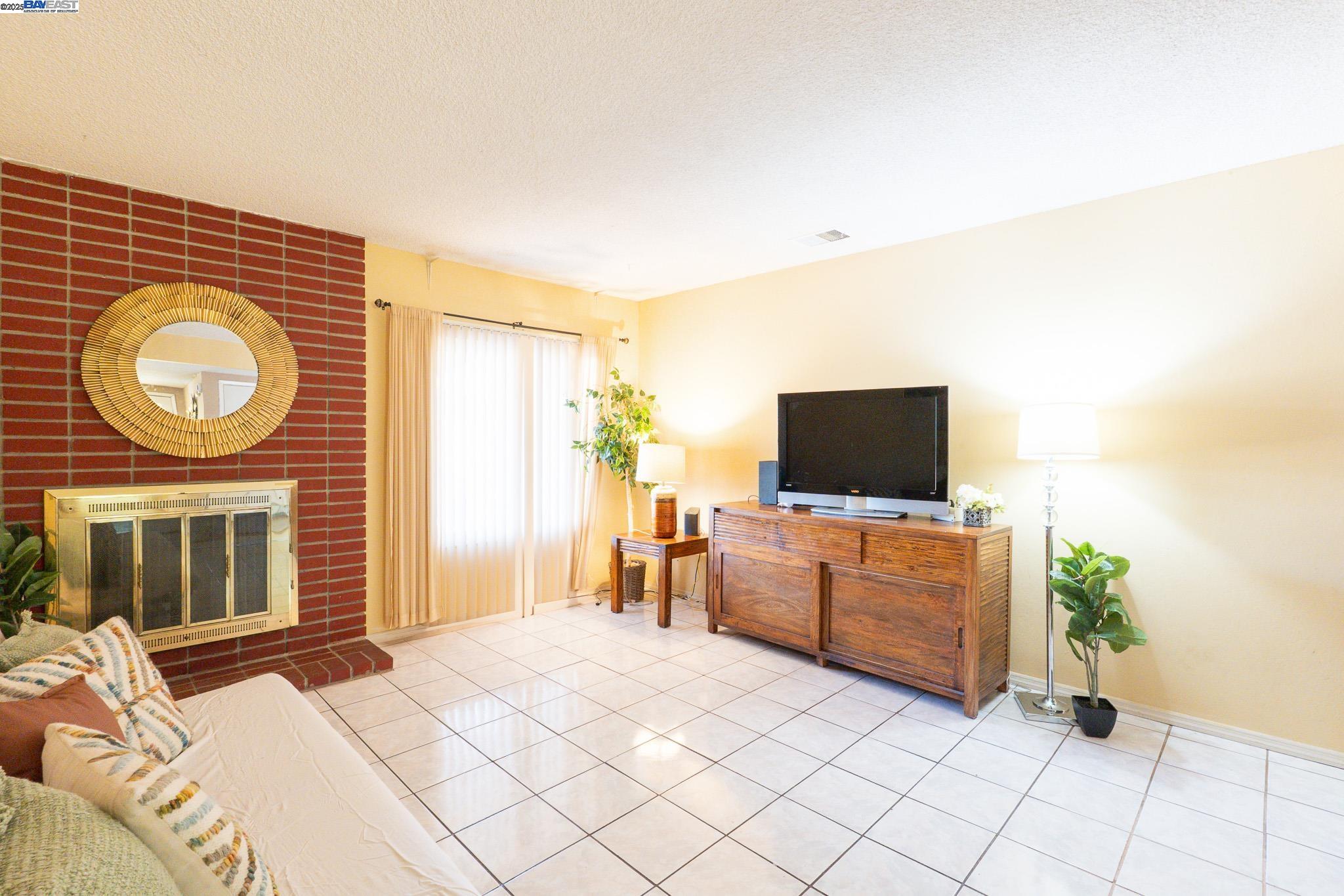 Detail Gallery Image 2 of 19 For 39850 Sundale Drive, Fremont,  CA 94538 - 3 Beds | 2 Baths