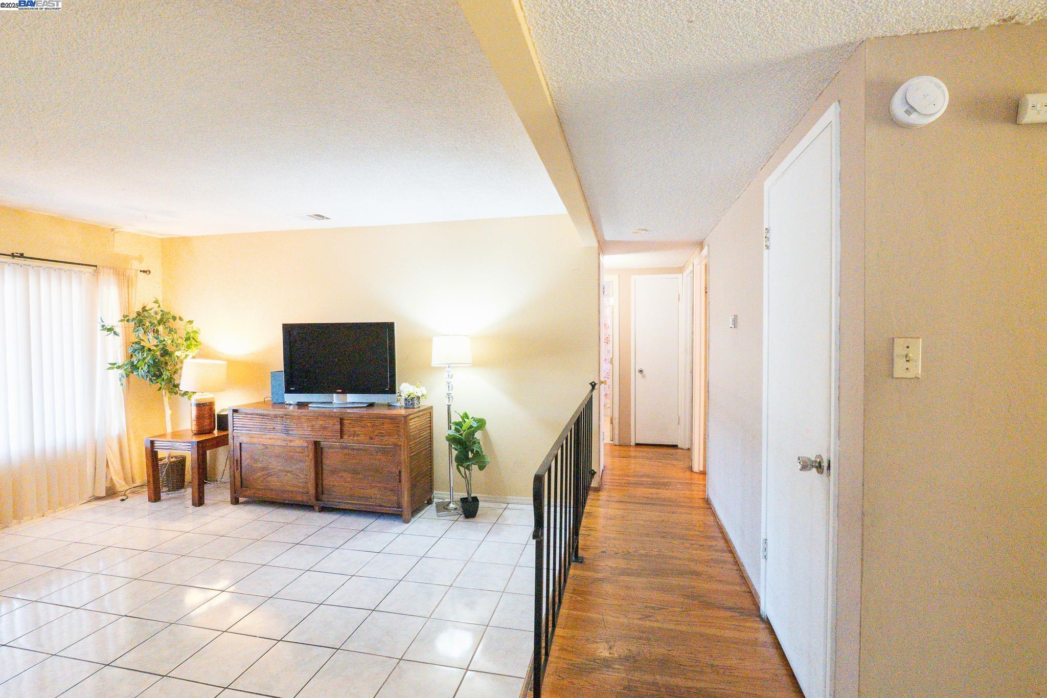 Detail Gallery Image 3 of 19 For 39850 Sundale Drive, Fremont,  CA 94538 - 3 Beds | 2 Baths