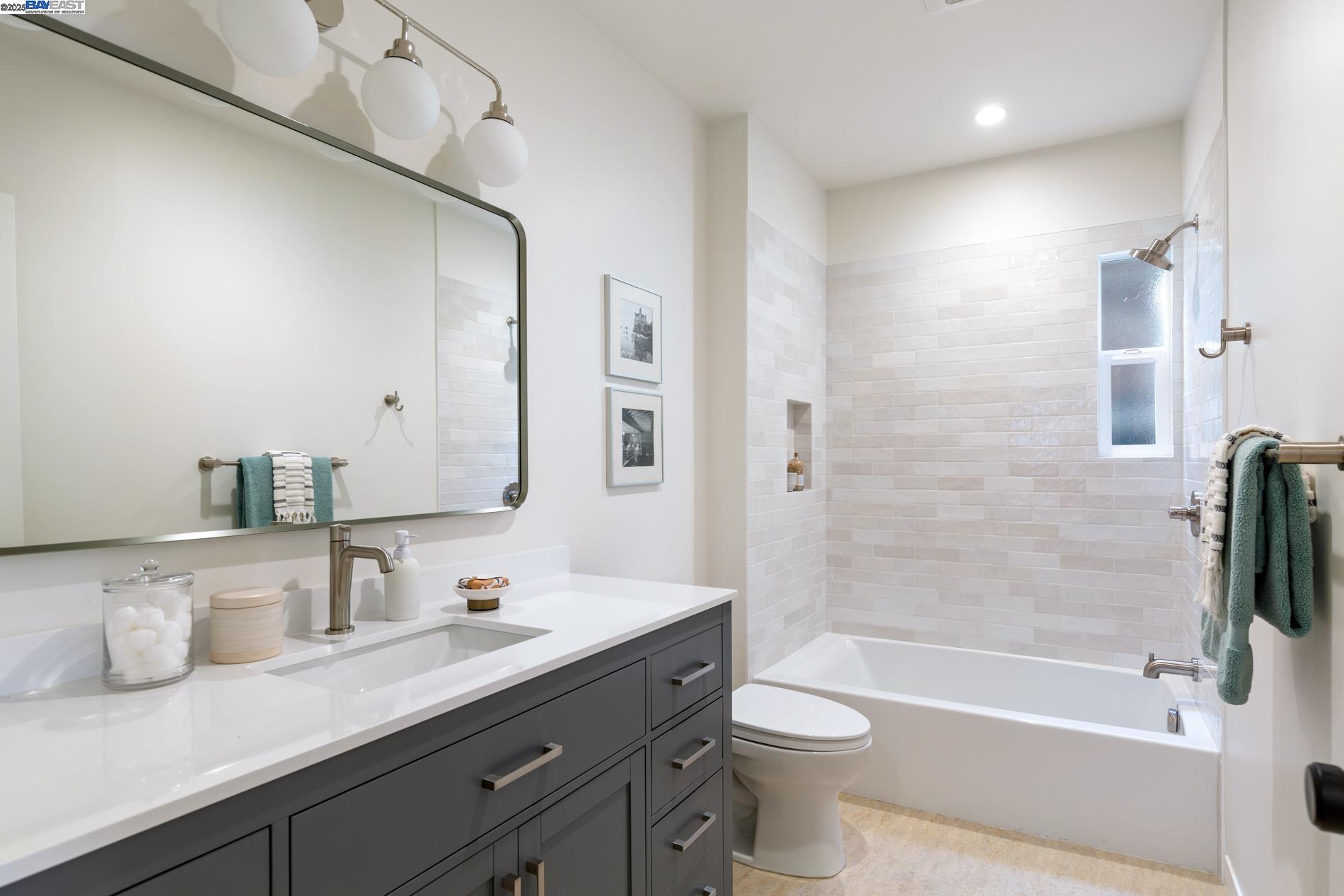 Detail Gallery Image 18 of 36 For 5914 Martin Luther King Jr Way, Oakland,  CA 94609 - 4 Beds | 3 Baths