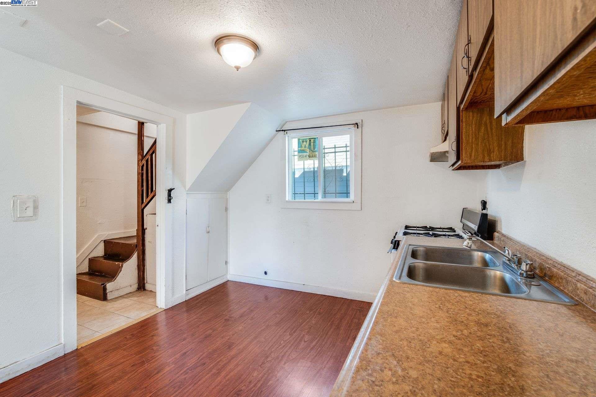 Detail Gallery Image 14 of 26 For 1605 57th Avenue, Oakland,  CA 94621 - 2 Beds | 2 Baths