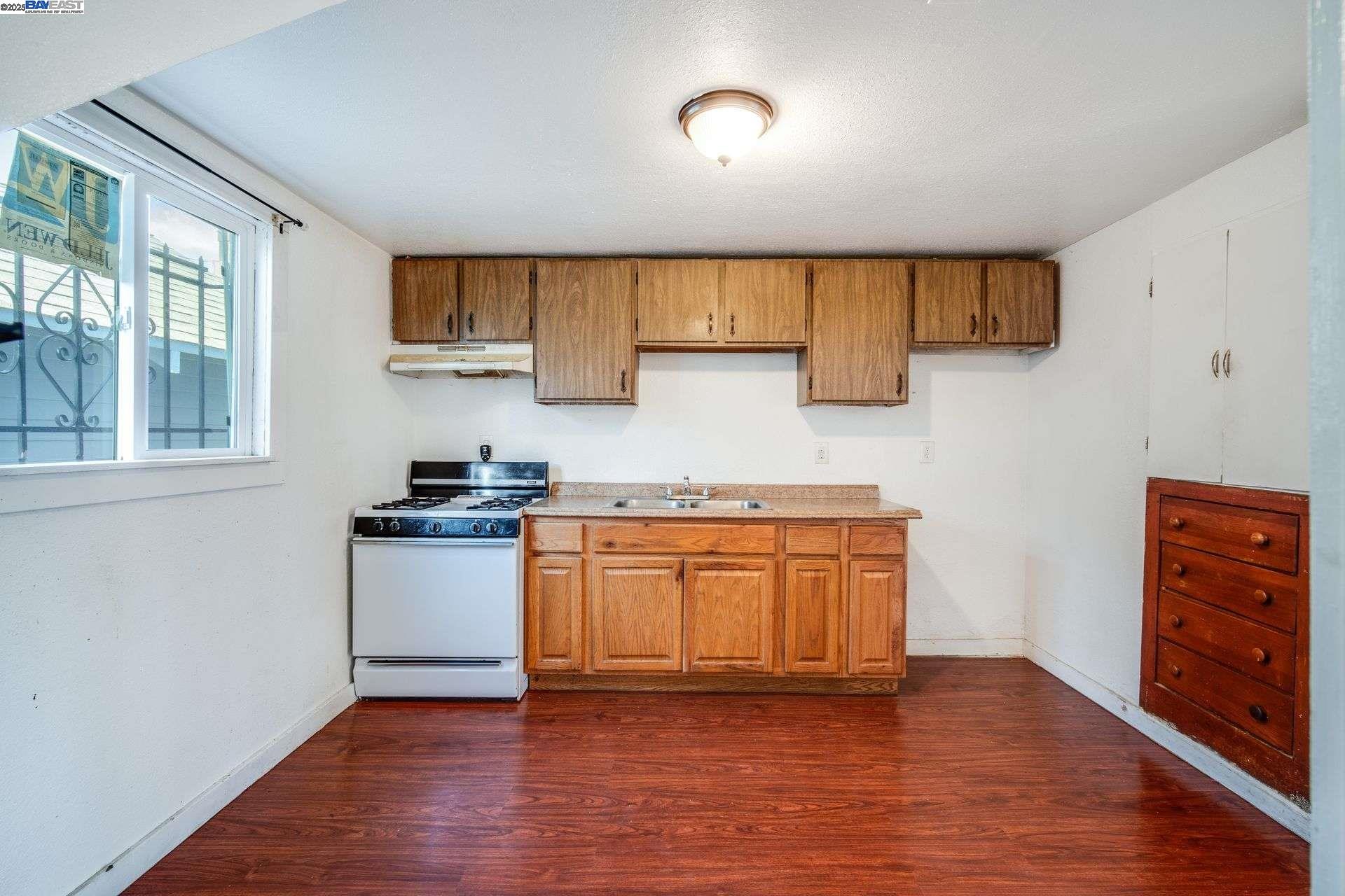 Detail Gallery Image 16 of 26 For 1605 57th Avenue, Oakland,  CA 94621 - 2 Beds | 2 Baths