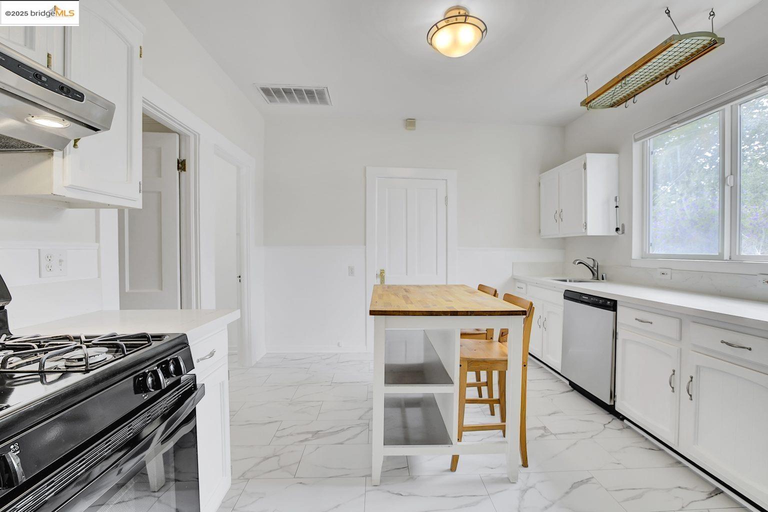 Detail Gallery Image 11 of 46 For 2406 10th, Berkeley,  CA 94710 - 3 Beds | 2 Baths