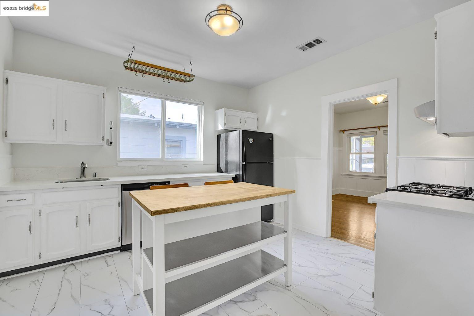 Detail Gallery Image 12 of 46 For 2406 10th, Berkeley,  CA 94710 - 3 Beds | 2 Baths