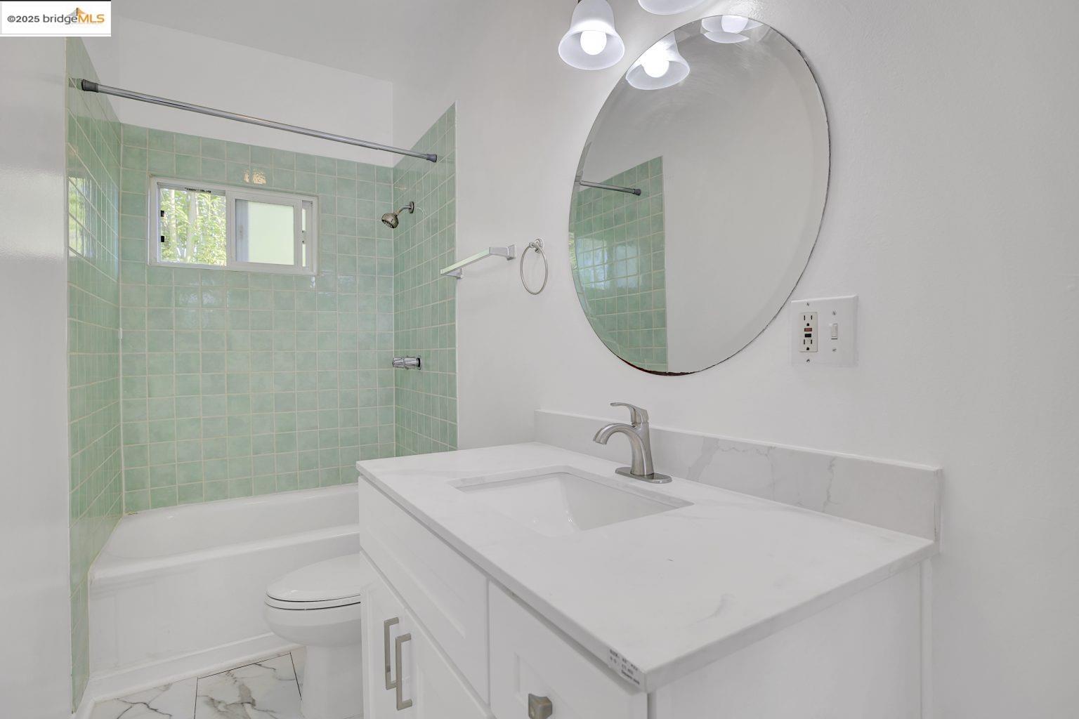 Detail Gallery Image 21 of 46 For 2406 10th, Berkeley,  CA 94710 - 3 Beds | 2 Baths