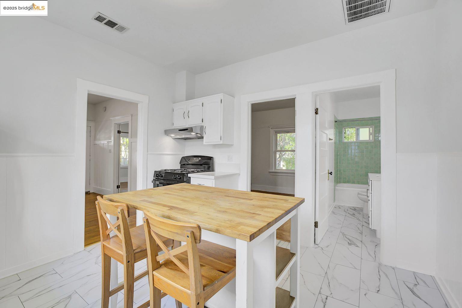 Detail Gallery Image 8 of 46 For 2406 10th, Berkeley,  CA 94710 - 3 Beds | 2 Baths