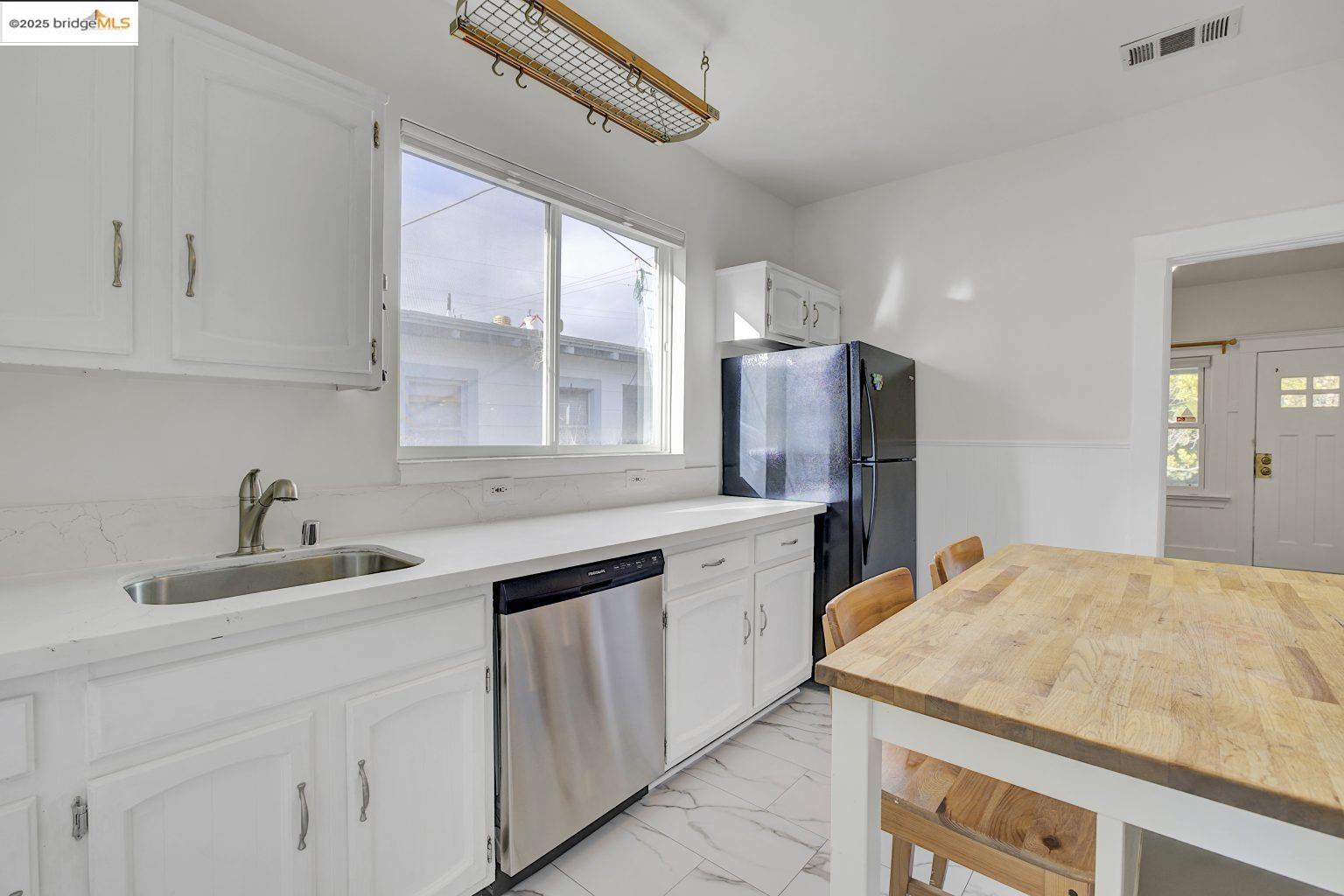 Detail Gallery Image 9 of 46 For 2406 10th, Berkeley,  CA 94710 - 3 Beds | 2 Baths