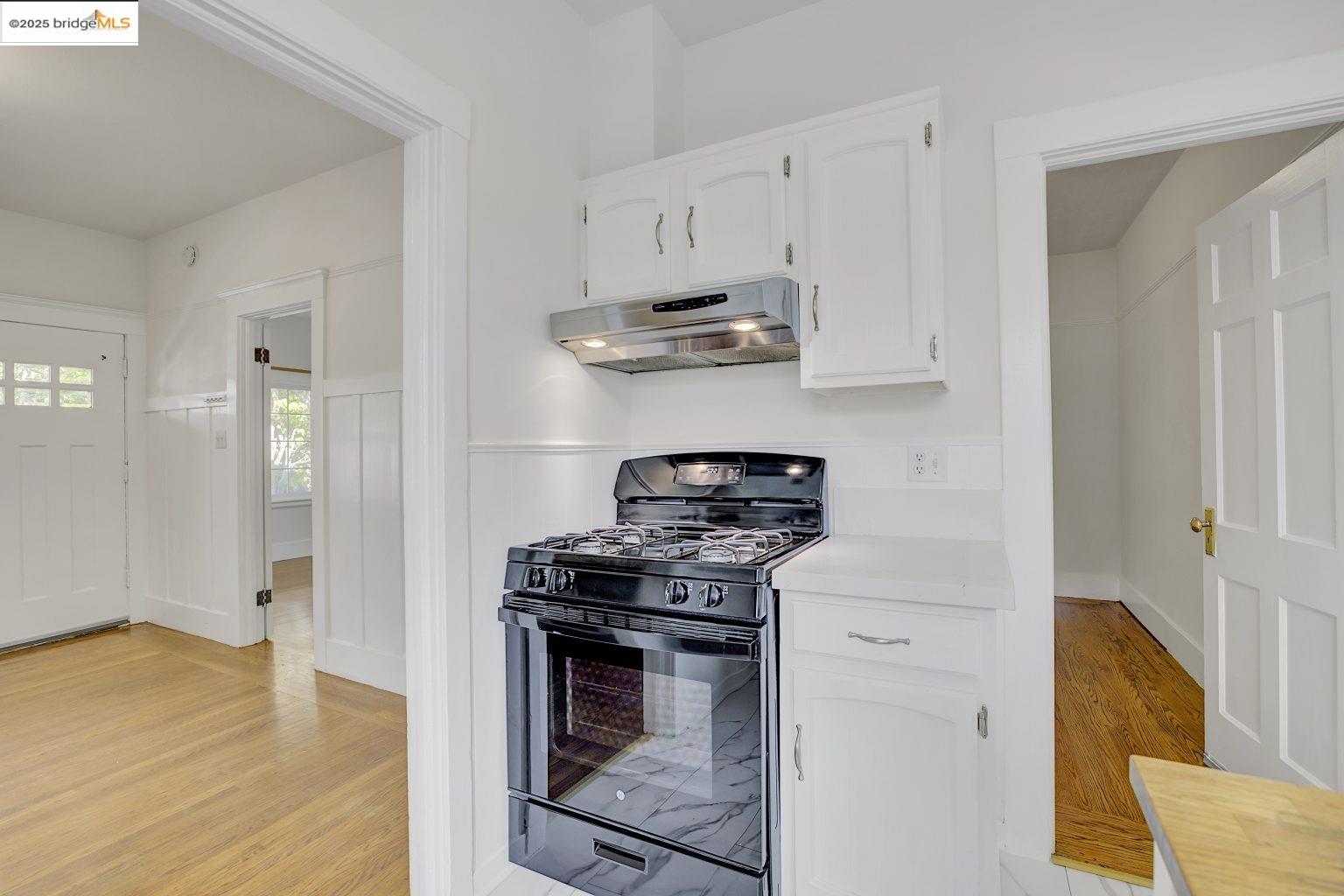 Detail Gallery Image 10 of 46 For 2406 10th, Berkeley,  CA 94710 - 3 Beds | 2 Baths