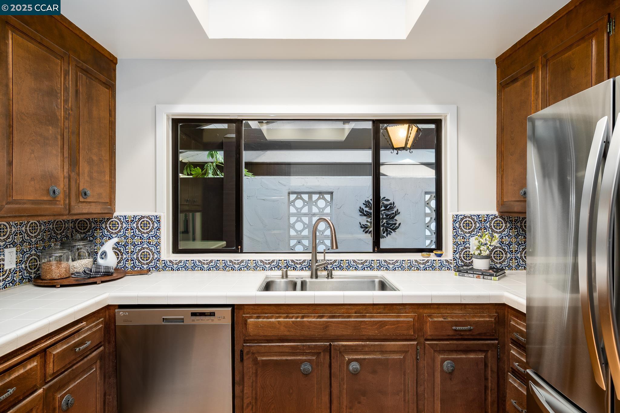 Detail Gallery Image 14 of 37 For 110 Valley Hill Drive, Moraga,  CA 94556 - 4 Beds | 2/1 Baths