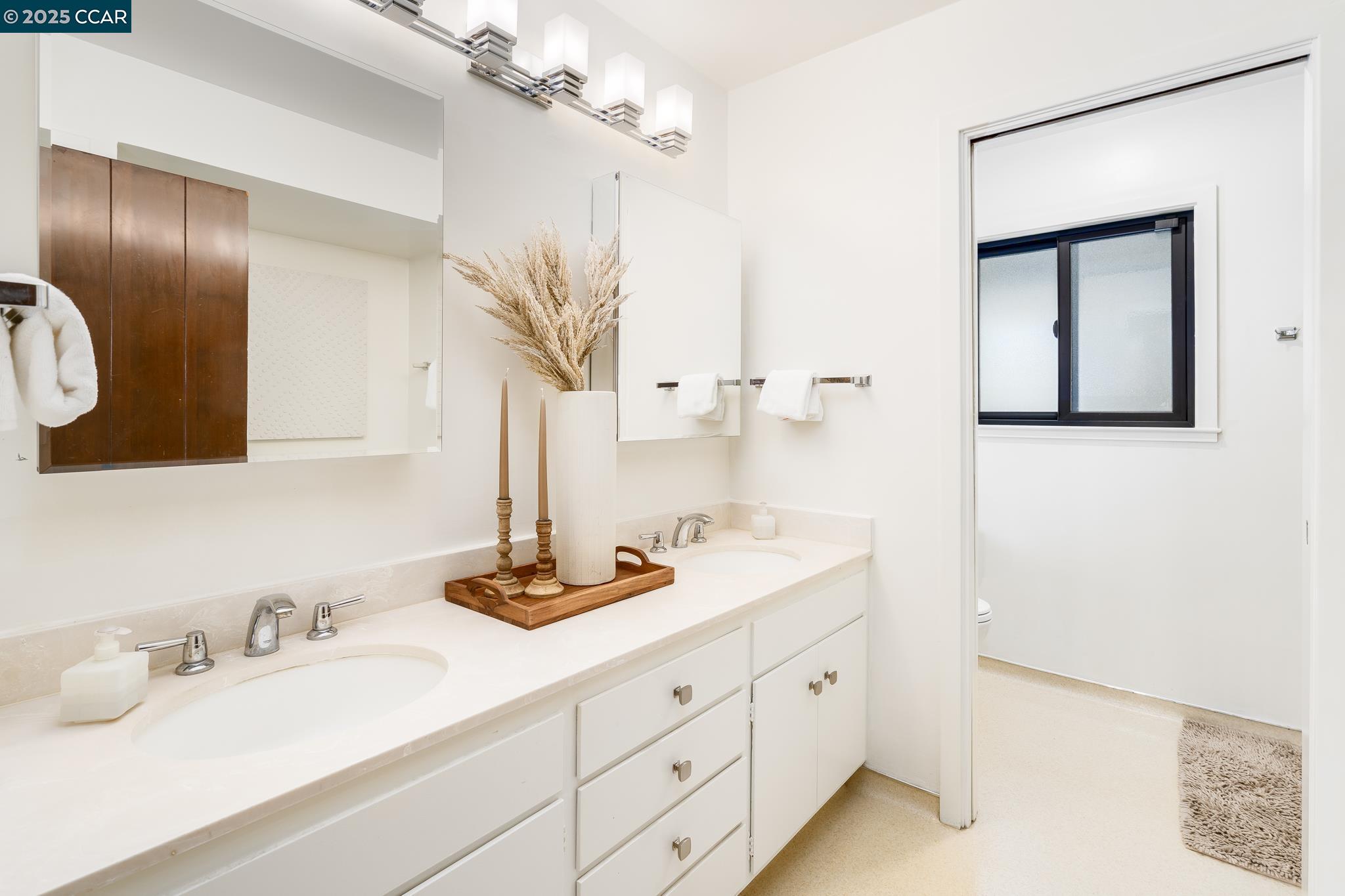 Detail Gallery Image 19 of 37 For 110 Valley Hill Drive, Moraga,  CA 94556 - 4 Beds | 2/1 Baths