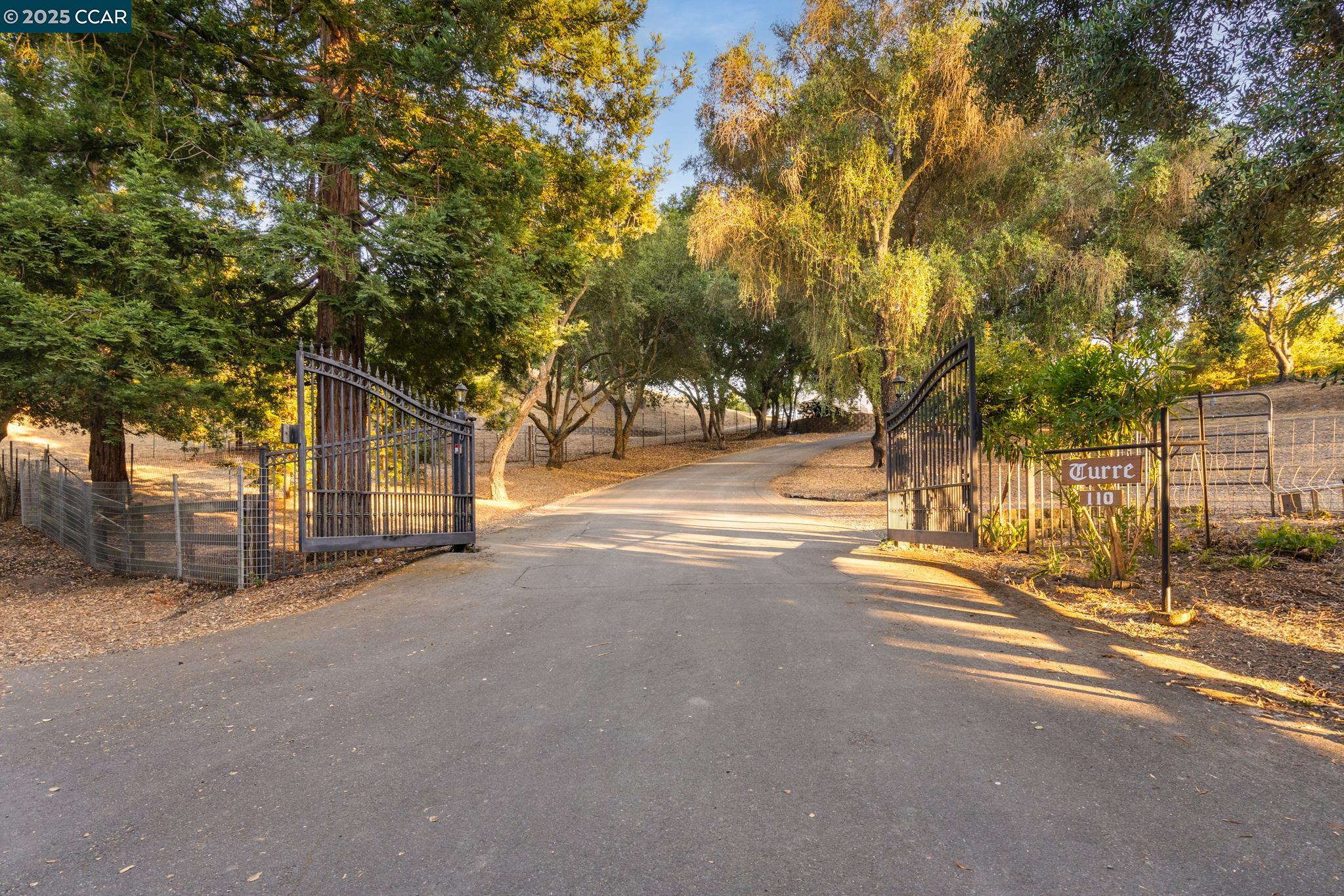 Detail Gallery Image 3 of 37 For 110 Valley Hill Drive, Moraga,  CA 94556 - 4 Beds | 2/1 Baths
