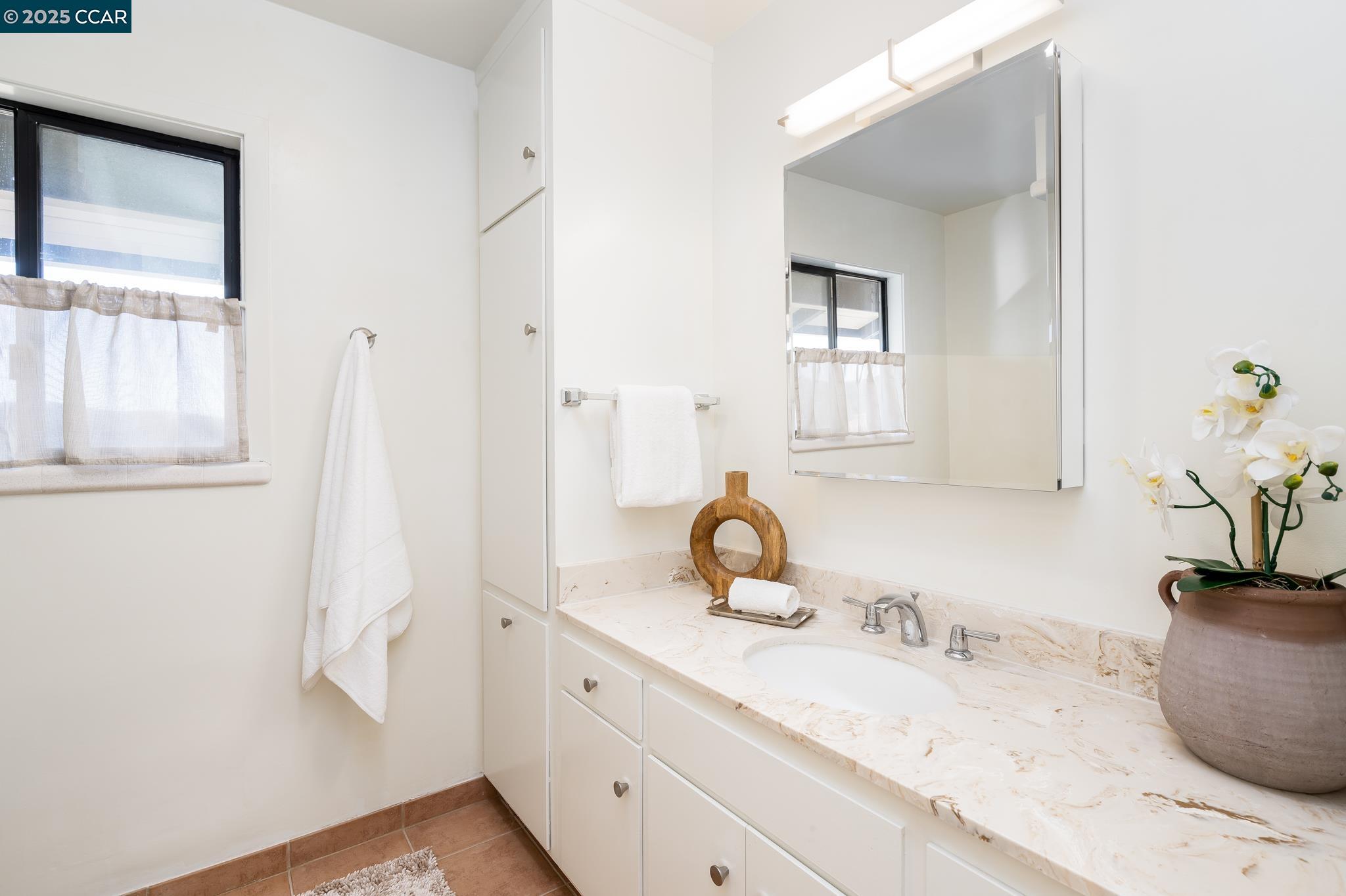 Detail Gallery Image 23 of 37 For 110 Valley Hill Drive, Moraga,  CA 94556 - 4 Beds | 2/1 Baths