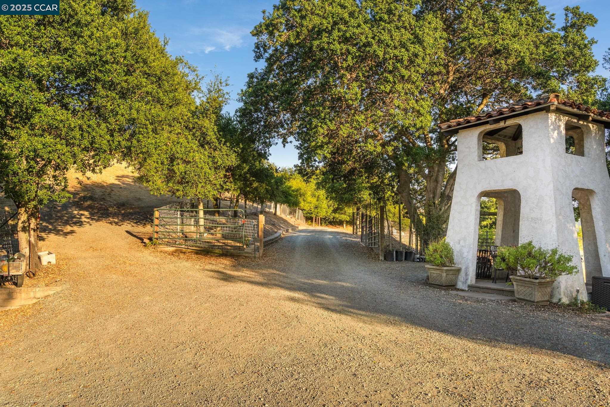 Detail Gallery Image 32 of 37 For 110 Valley Hill Drive, Moraga,  CA 94556 - 4 Beds | 2/1 Baths