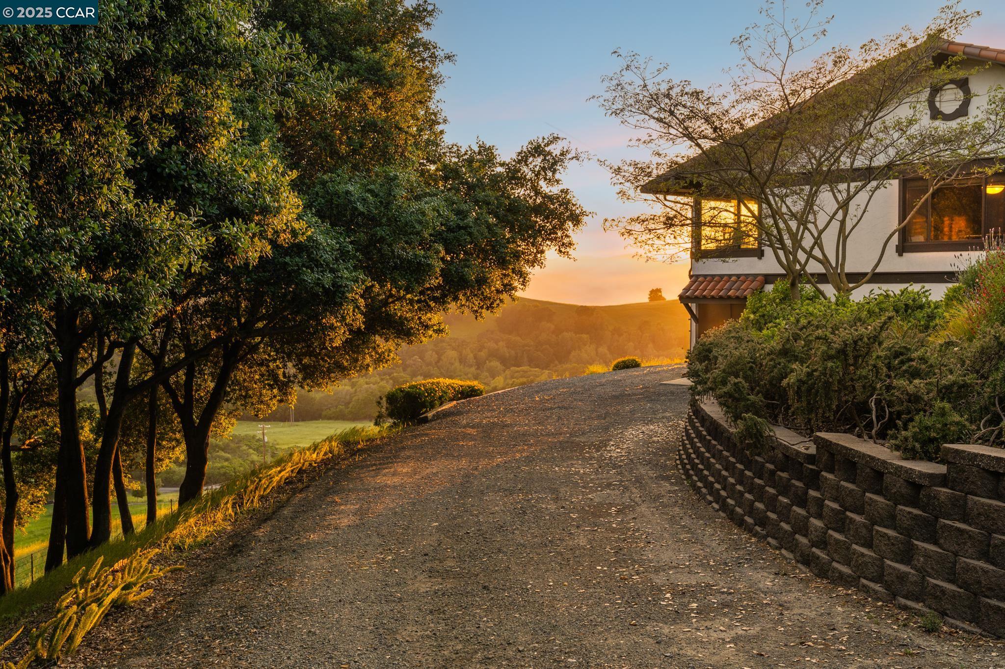 Detail Gallery Image 9 of 37 For 110 Valley Hill Drive, Moraga,  CA 94556 - 4 Beds | 2/1 Baths