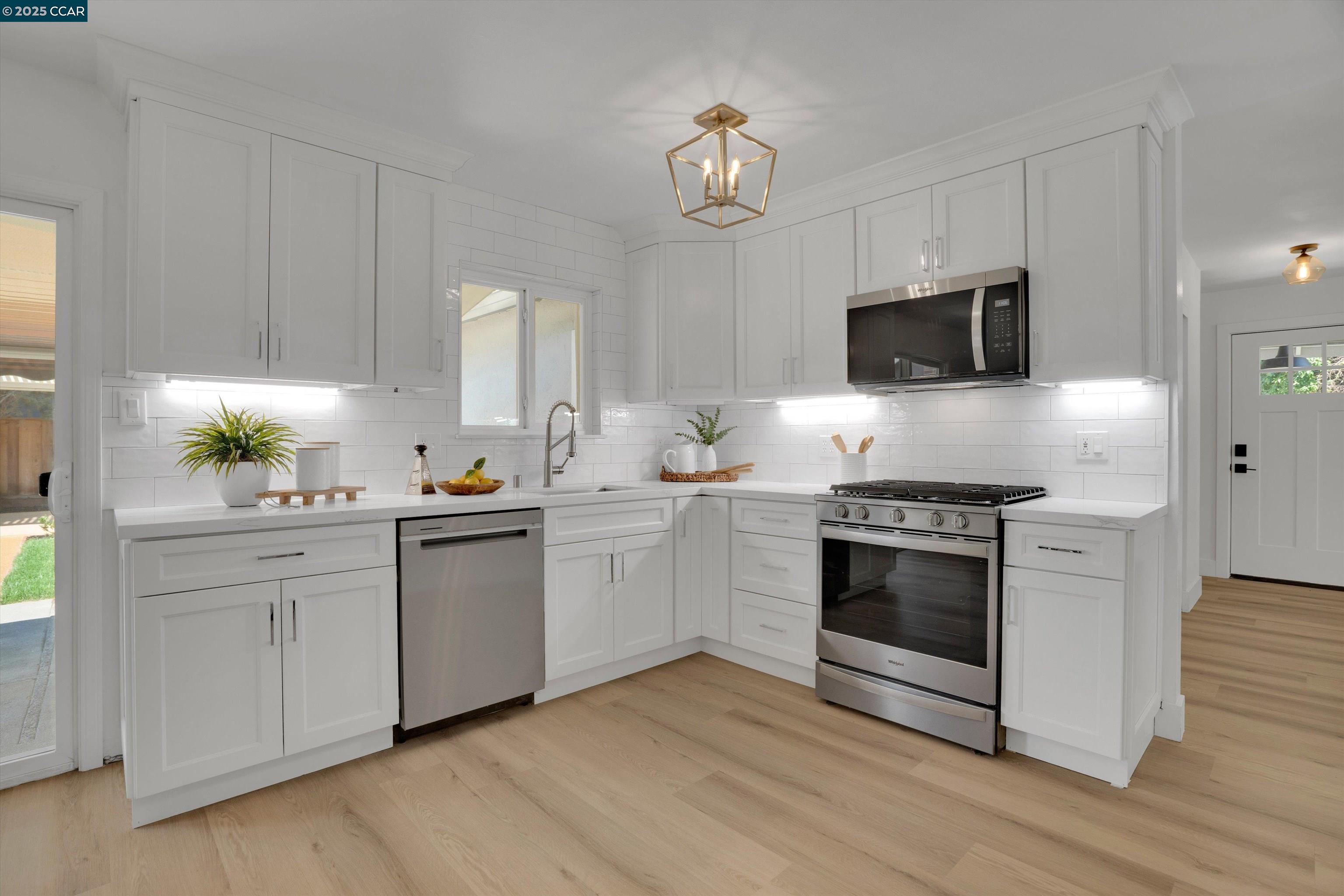 Detail Gallery Image 8 of 26 For 3577 Dumbarton St, Concord,  CA 94519 - 3 Beds | 2 Baths