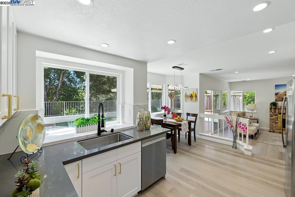 Detail Gallery Image 17 of 60 For 302 Carson St, Hercules,  CA 94547 - 4 Beds | 3 Baths