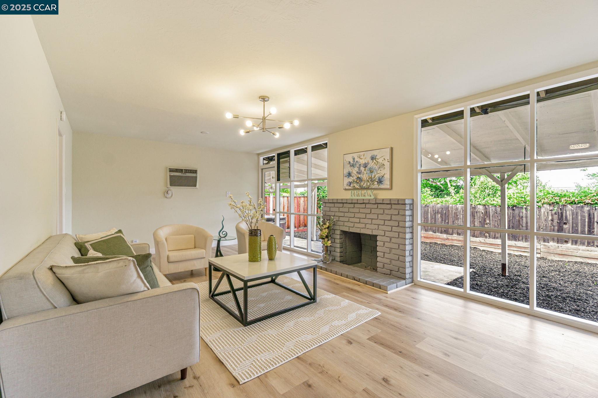 Detail Gallery Image 4 of 30 For 3119 Meadowbrook Dr, Concord,  CA 94519 - 3 Beds | 2 Baths