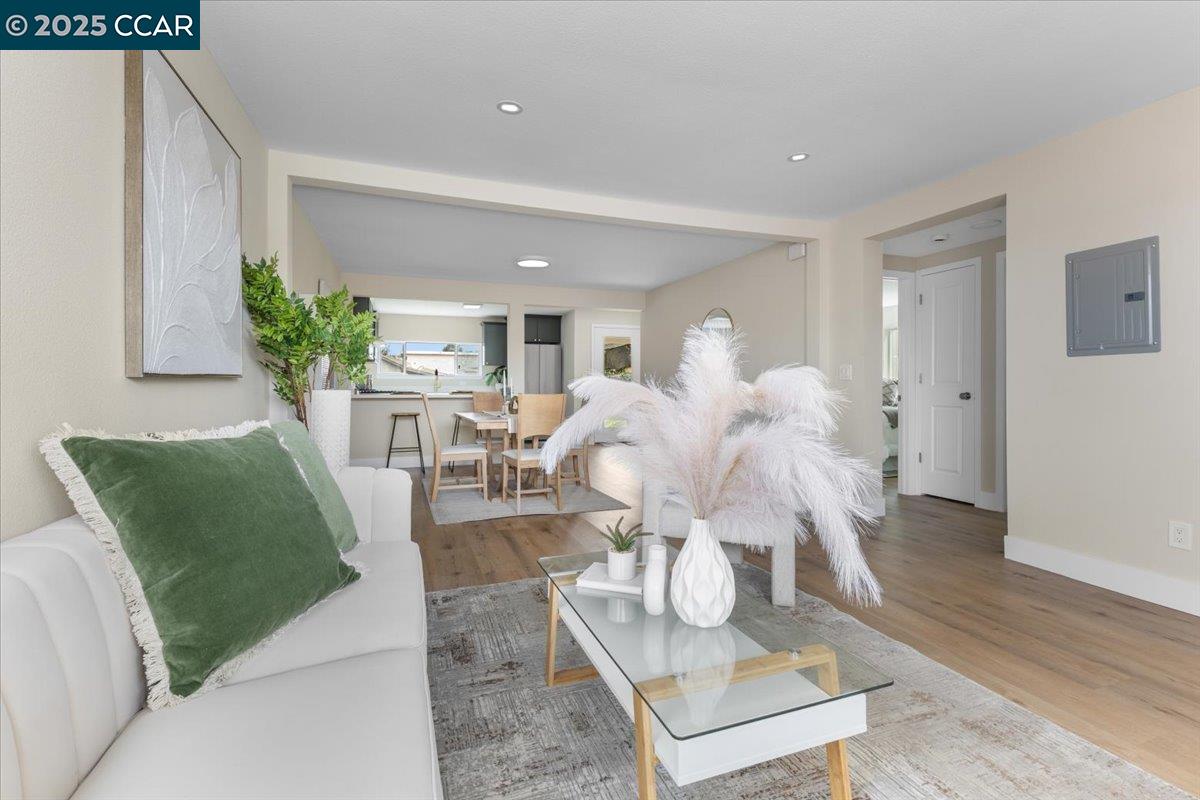 Detail Gallery Image 4 of 29 For 2367 Dover Ave, San Pablo,  CA 94806 - 3 Beds | 2 Baths