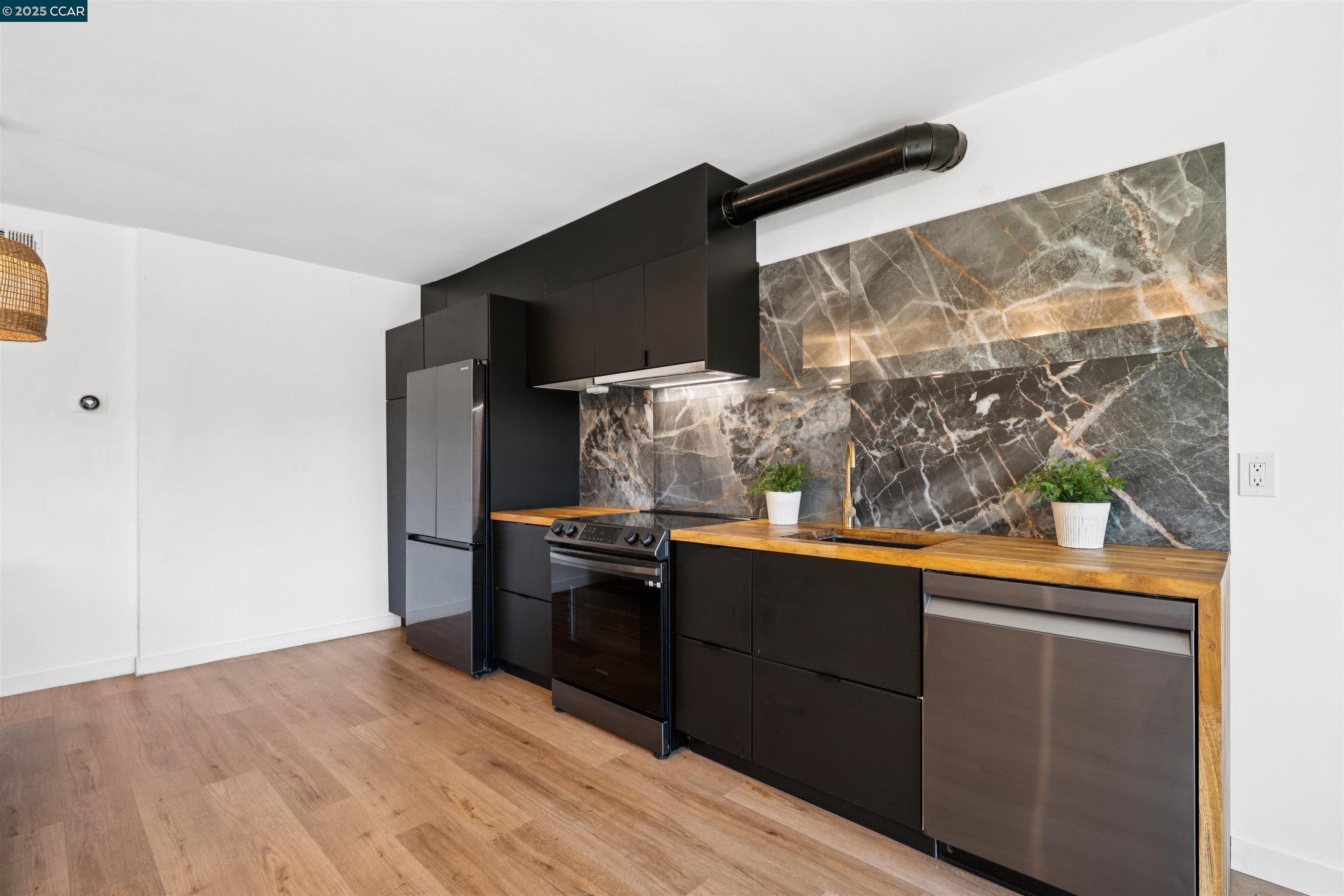 5915 ALHAMBRA AVE, Oakland, California 94611, 4 Bedrooms Bedrooms, 7 Rooms Rooms,3 BathroomsBathrooms,Residential,For Sale,5915 ALHAMBRA AVE,41105254