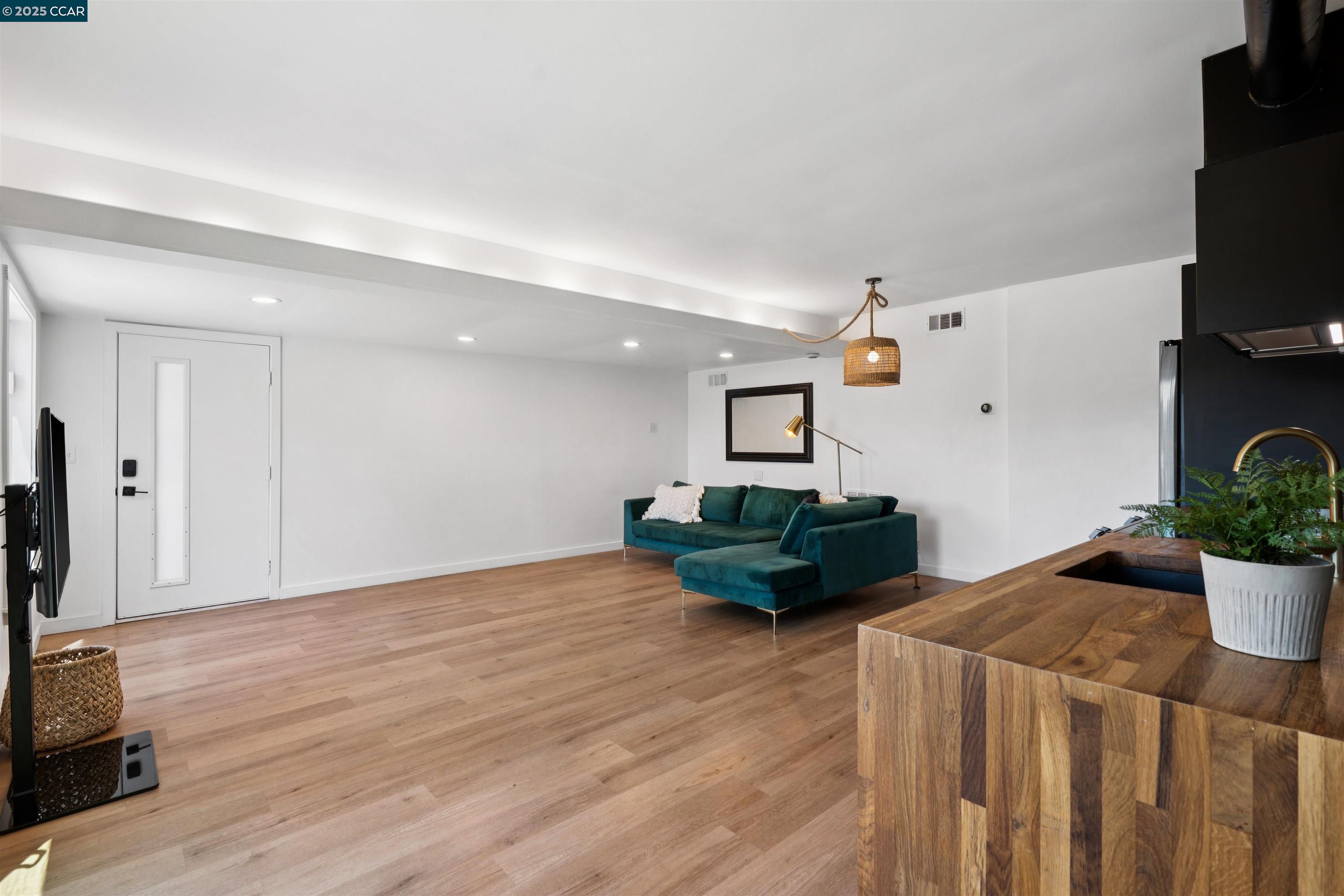 5915 ALHAMBRA AVE, Oakland, California 94611, 4 Bedrooms Bedrooms, 7 Rooms Rooms,3 BathroomsBathrooms,Residential,For Sale,5915 ALHAMBRA AVE,41105254