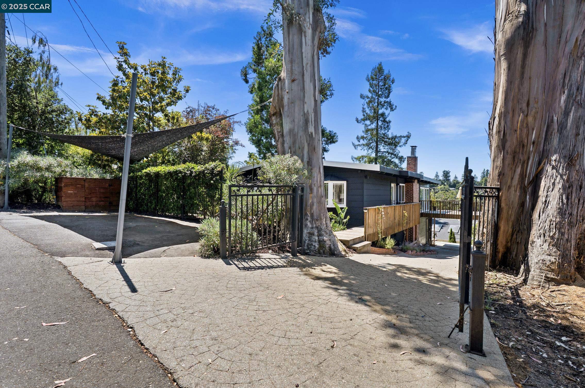 5915 ALHAMBRA AVE, Oakland, California 94611, 4 Bedrooms Bedrooms, 7 Rooms Rooms,3 BathroomsBathrooms,Residential,For Sale,5915 ALHAMBRA AVE,41105254
