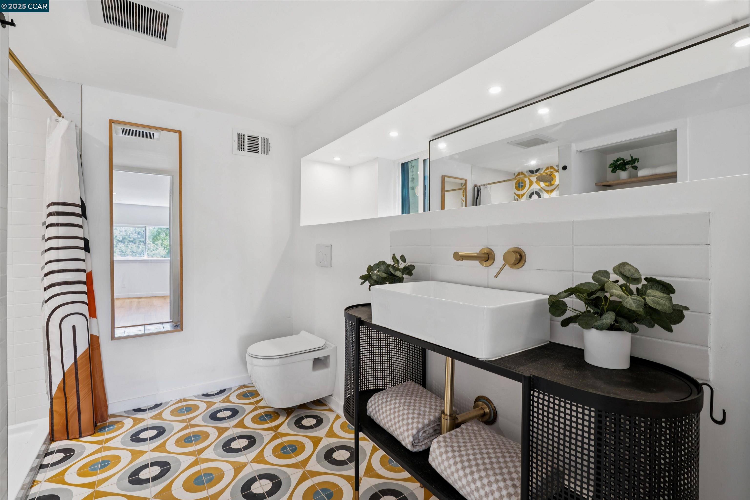 5915 ALHAMBRA AVE, Oakland, California 94611, 4 Bedrooms Bedrooms, 7 Rooms Rooms,3 BathroomsBathrooms,Residential,For Sale,5915 ALHAMBRA AVE,41105254