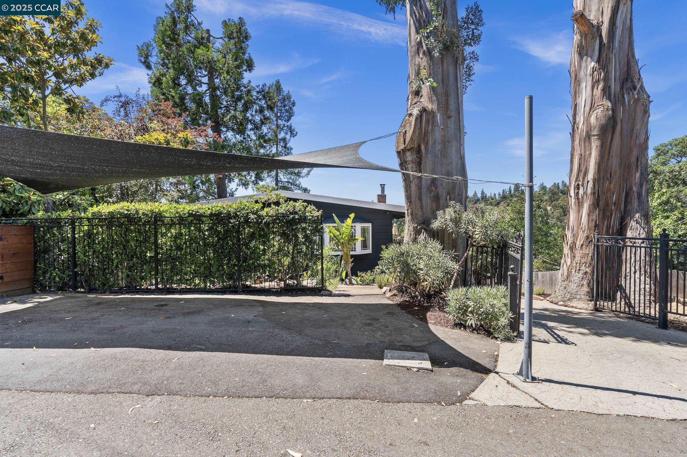 5915 ALHAMBRA AVE, Oakland, California 94611, 4 Bedrooms Bedrooms, 7 Rooms Rooms,3 BathroomsBathrooms,Residential,For Sale,5915 ALHAMBRA AVE,41105254