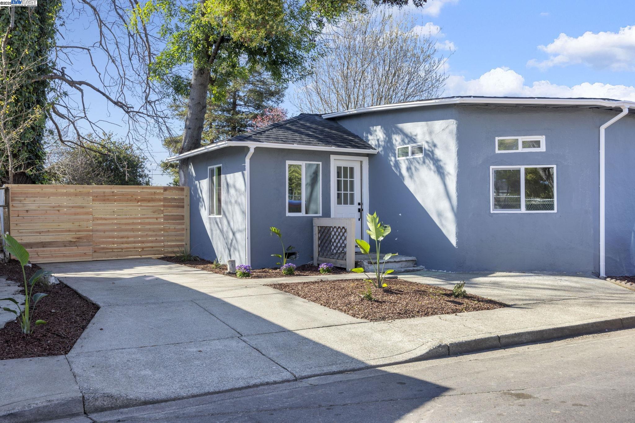 Detail Gallery Image 1 of 29 For 20 W Ruby St, Richmond,  CA 94801 - 2 Beds | 2 Baths