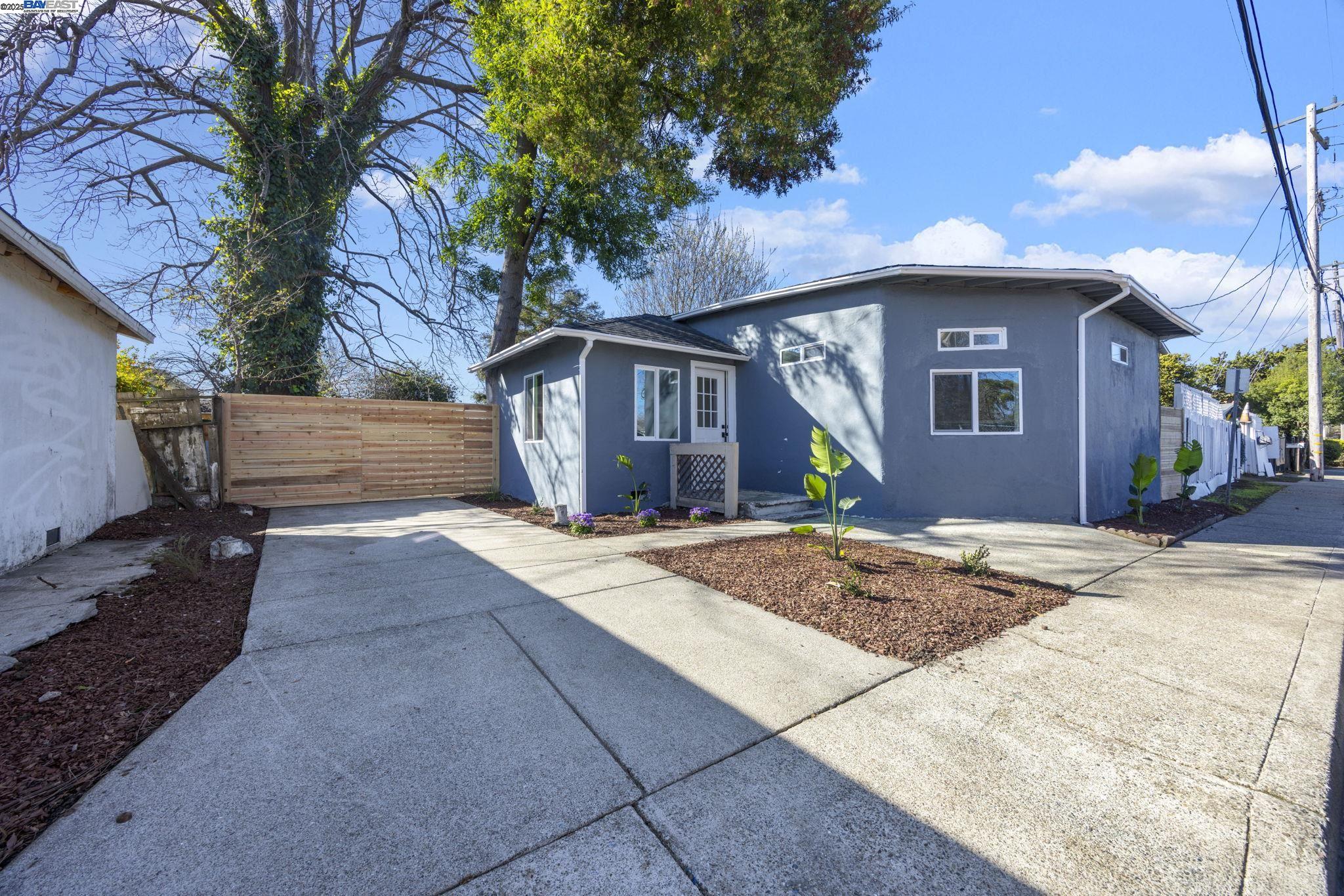 Detail Gallery Image 2 of 29 For 20 W Ruby St, Richmond,  CA 94801 - 2 Beds | 2 Baths