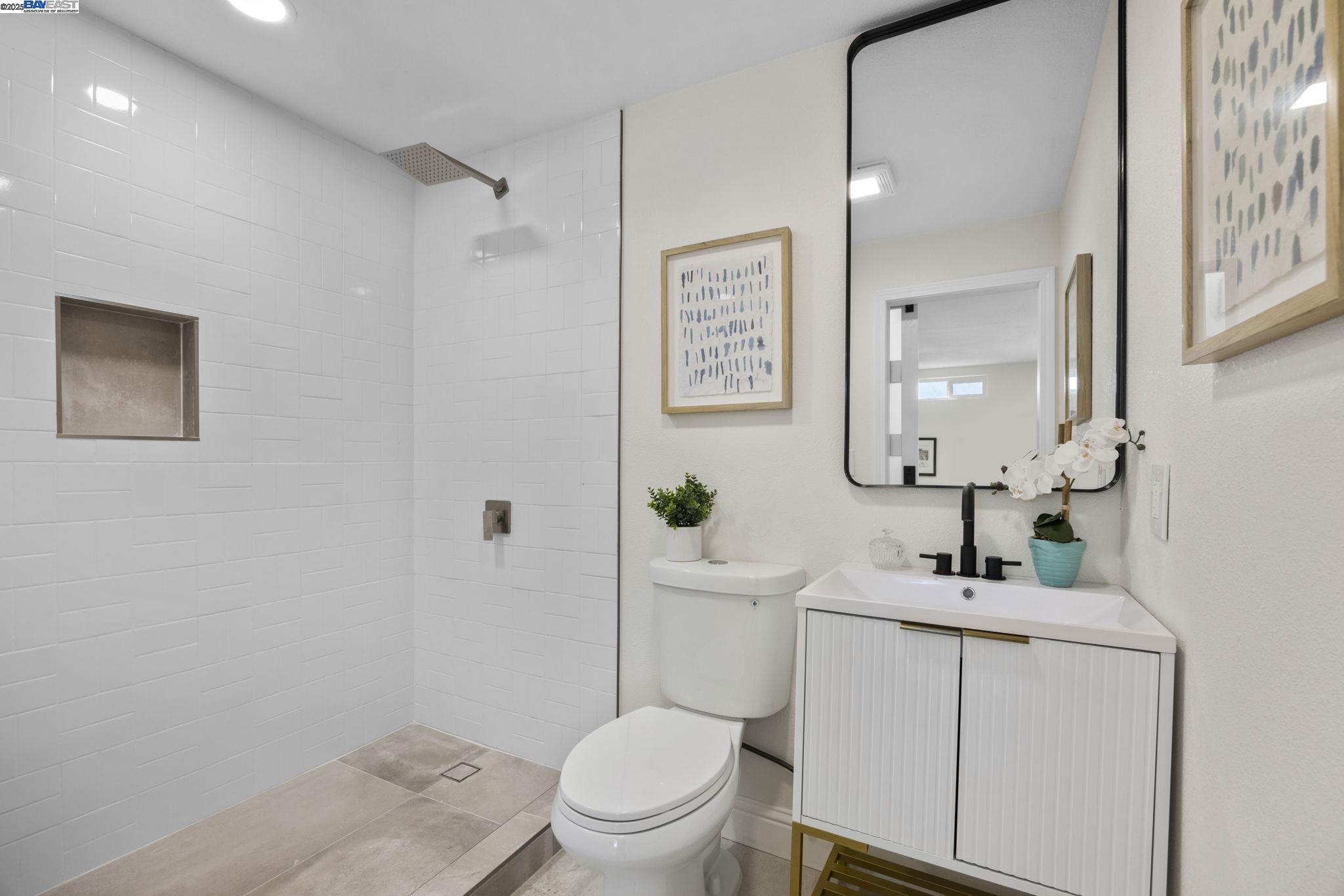 Detail Gallery Image 12 of 29 For 20 W Ruby St, Richmond,  CA 94801 - 2 Beds | 2 Baths