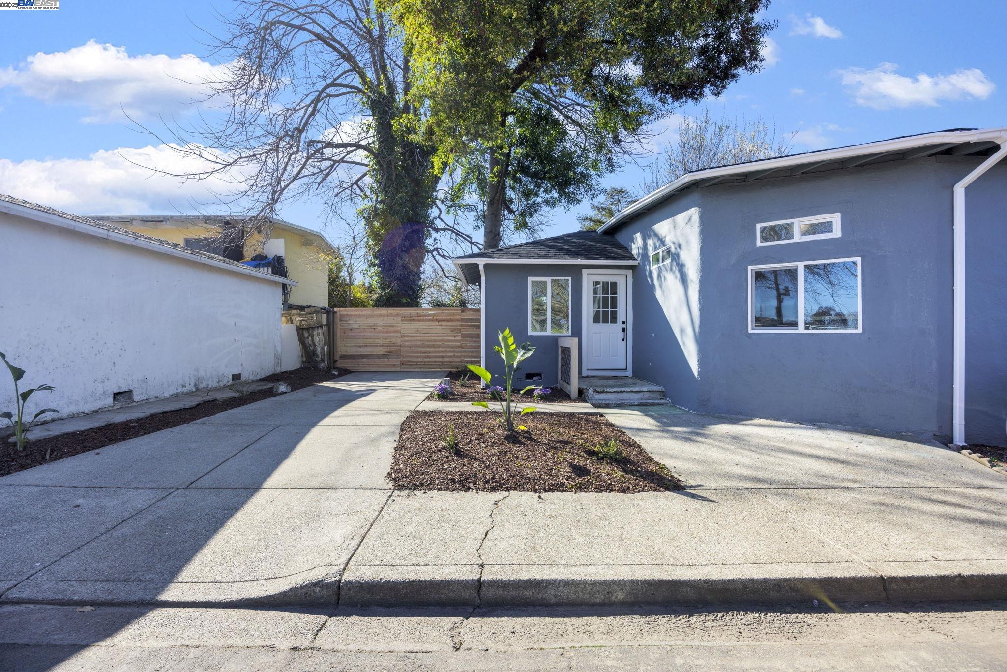 Detail Gallery Image 3 of 29 For 20 W Ruby St, Richmond,  CA 94801 - 2 Beds | 2 Baths