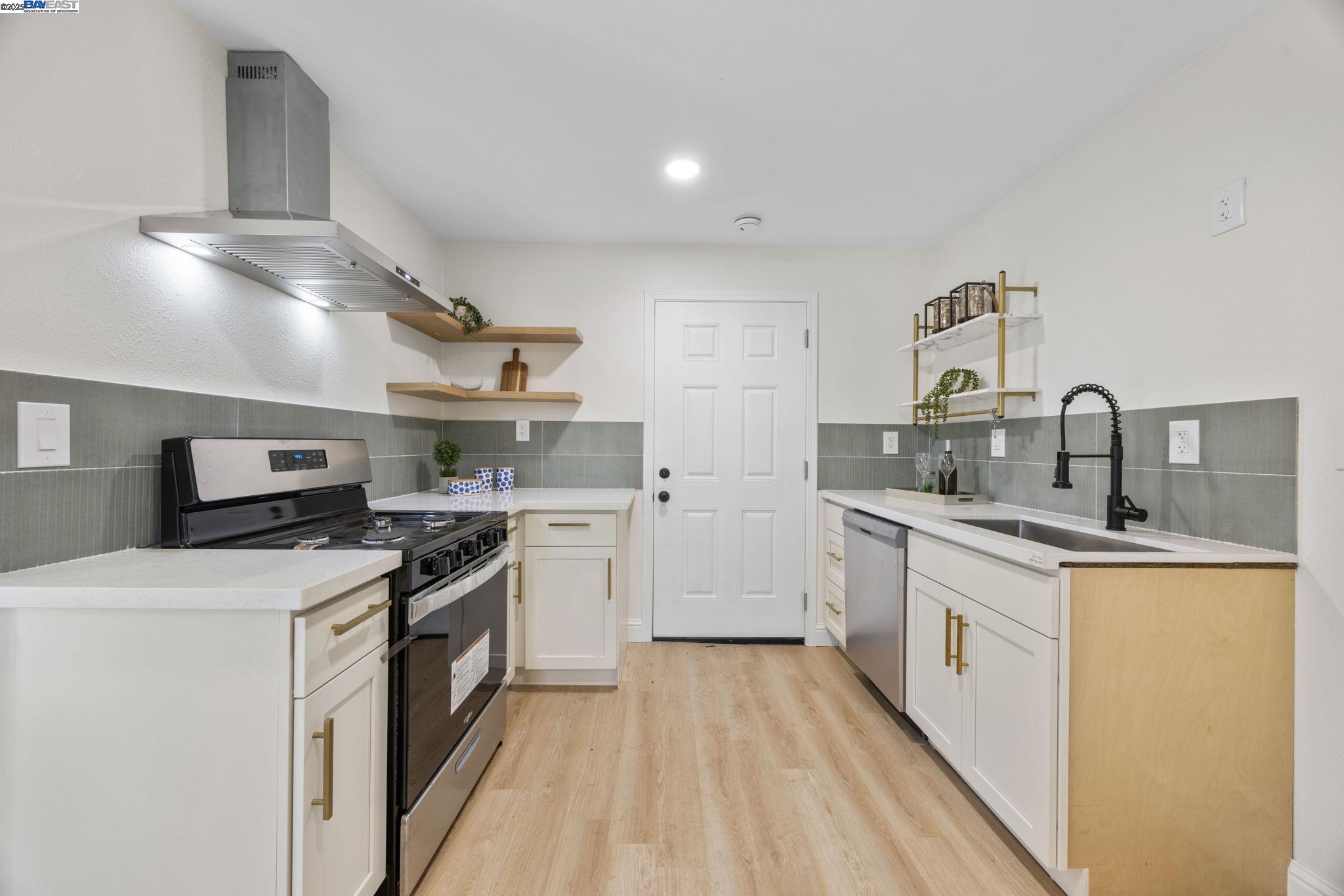 Detail Gallery Image 6 of 29 For 20 W Ruby St, Richmond,  CA 94801 - 2 Beds | 2 Baths
