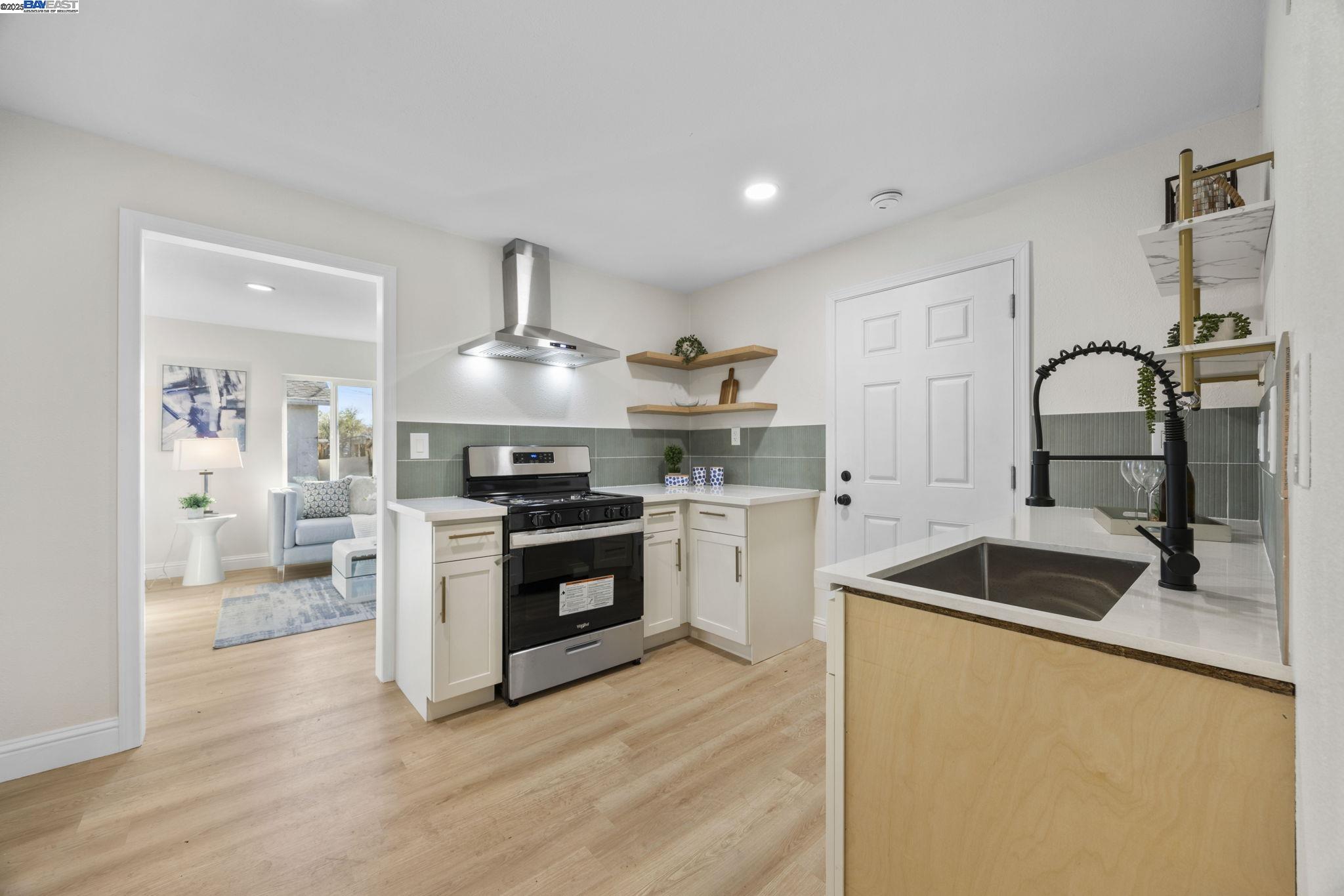 Detail Gallery Image 7 of 29 For 20 W Ruby St, Richmond,  CA 94801 - 2 Beds | 2 Baths