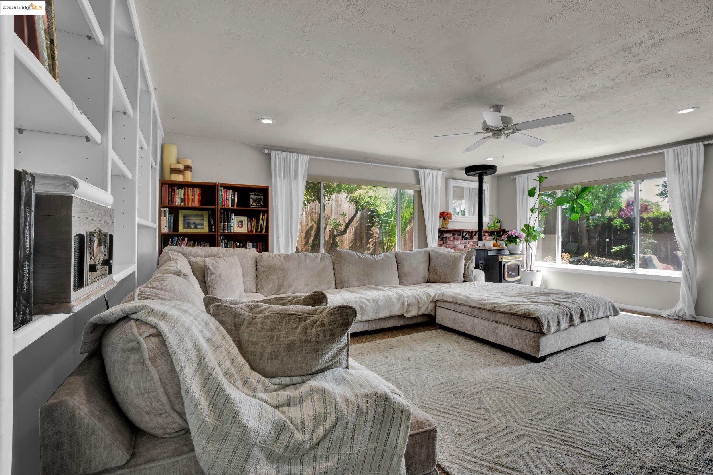 Detail Gallery Image 5 of 45 For 835 Elm Way, Rio Vista,  CA 94571 - 3 Beds | 1/1 Baths