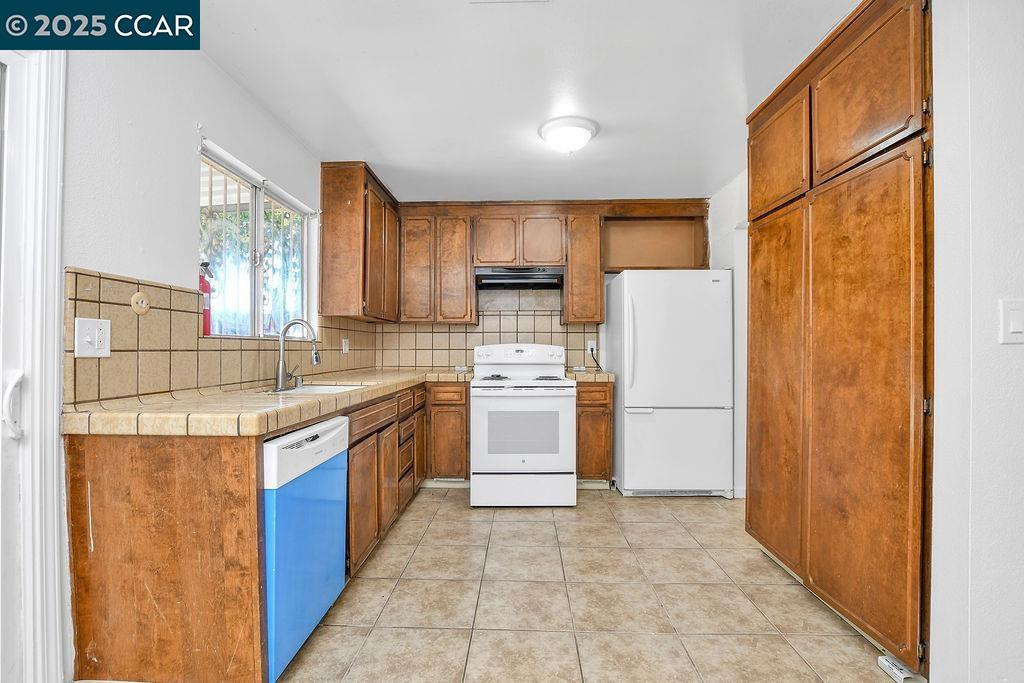 Detail Gallery Image 11 of 28 For 302 Lisa Ct, Stockton,  CA 95210 - 4 Beds | 2 Baths