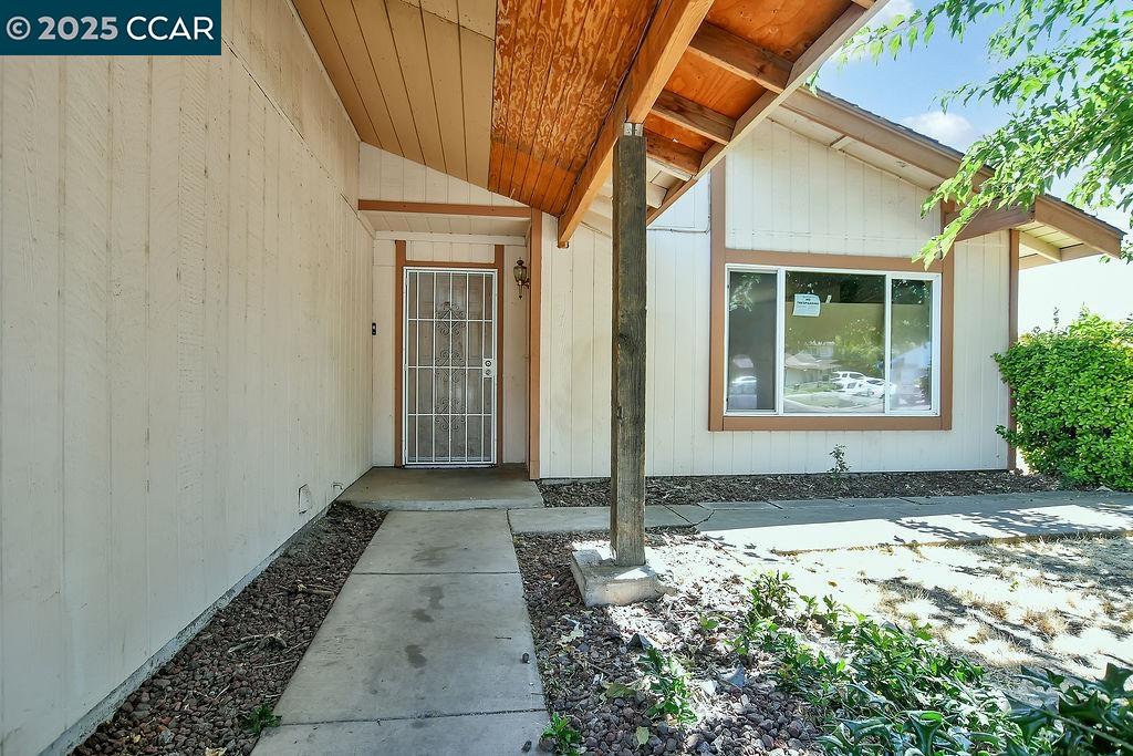 Detail Gallery Image 5 of 28 For 302 Lisa Ct, Stockton,  CA 95210 - 4 Beds | 2 Baths