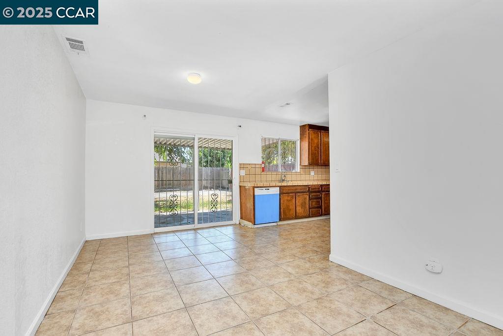 Detail Gallery Image 10 of 28 For 302 Lisa Ct, Stockton,  CA 95210 - 4 Beds | 2 Baths