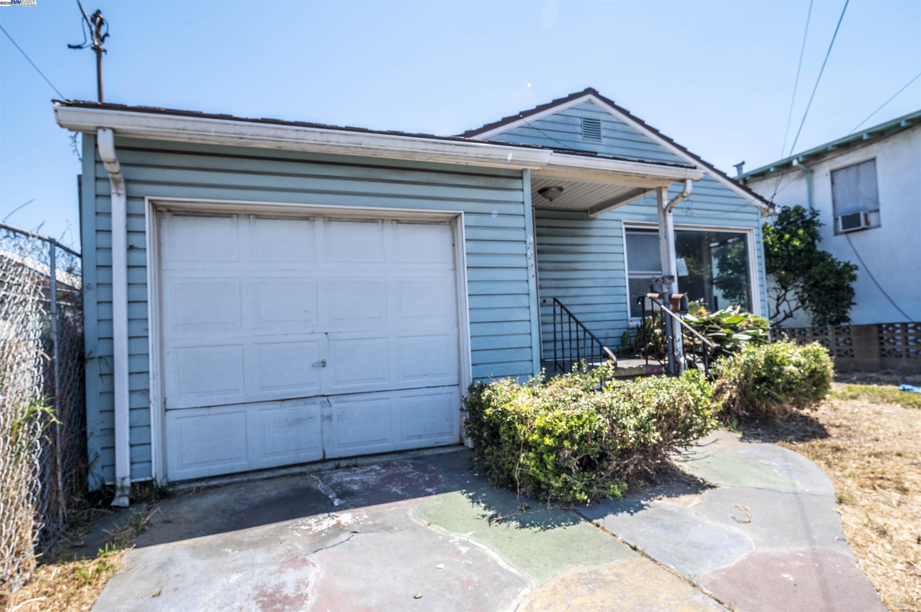 Detail Gallery Image 1 of 16 For 9638 E St, Oakland,  CA 94603 - 2 Beds | 1 Baths