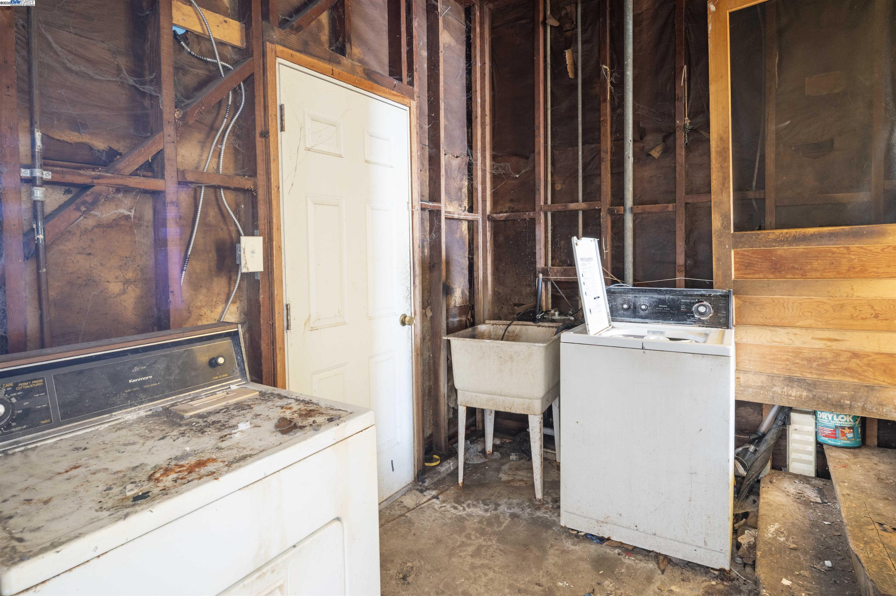 Detail Gallery Image 14 of 16 For 9638 E St, Oakland,  CA 94603 - 2 Beds | 1 Baths