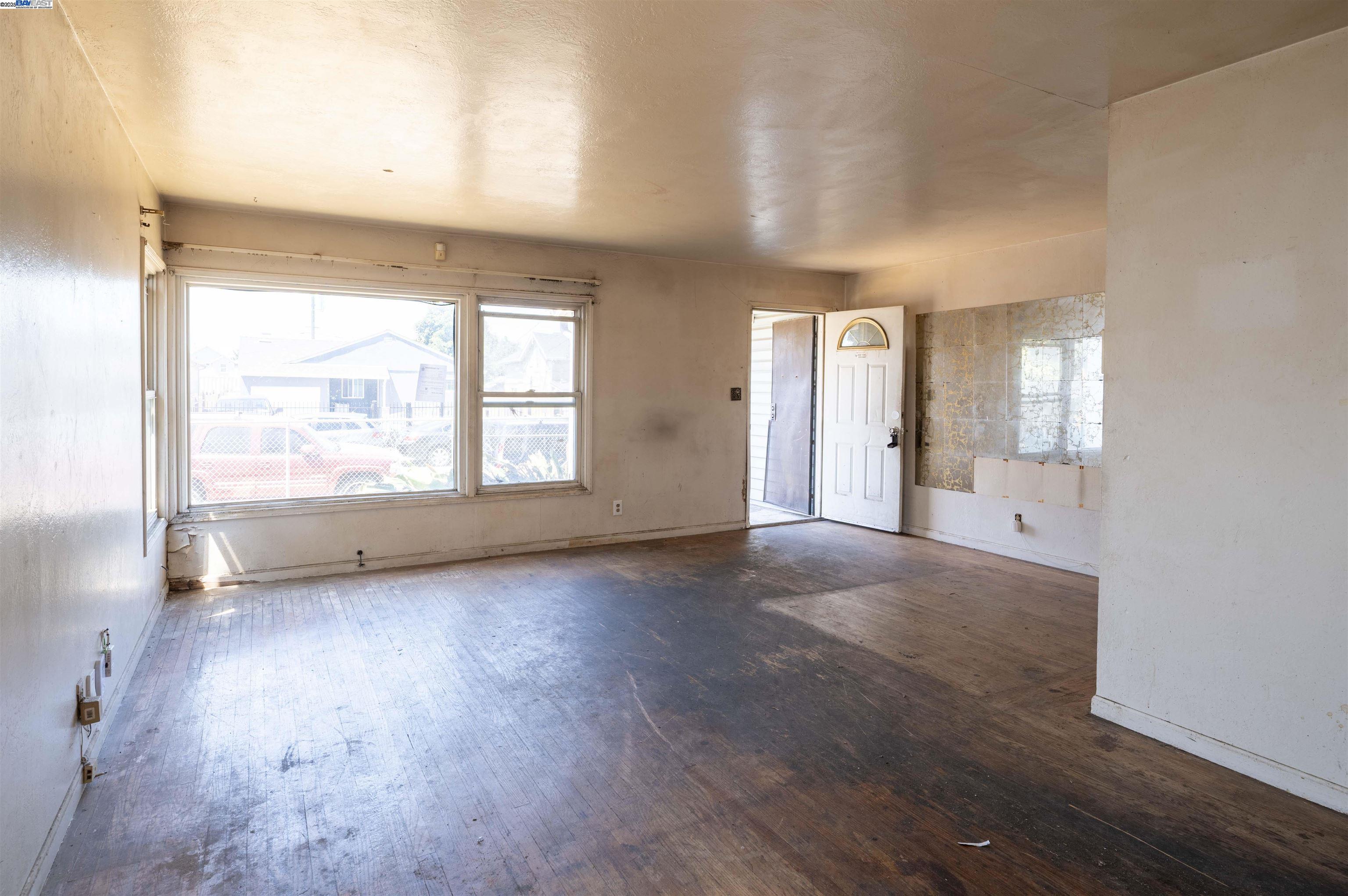 Detail Gallery Image 3 of 16 For 9638 E St, Oakland,  CA 94603 - 2 Beds | 1 Baths