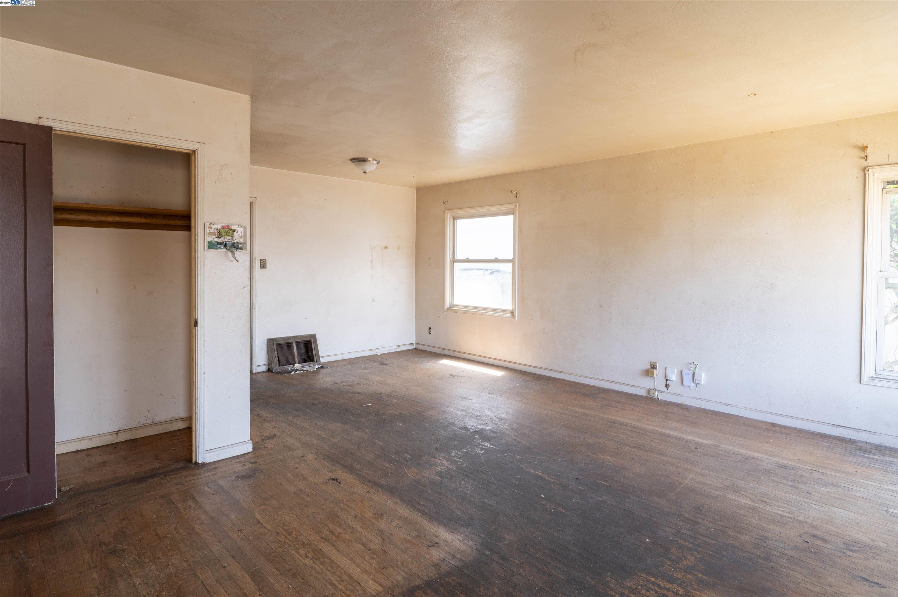 Detail Gallery Image 5 of 16 For 9638 E St, Oakland,  CA 94603 - 2 Beds | 1 Baths