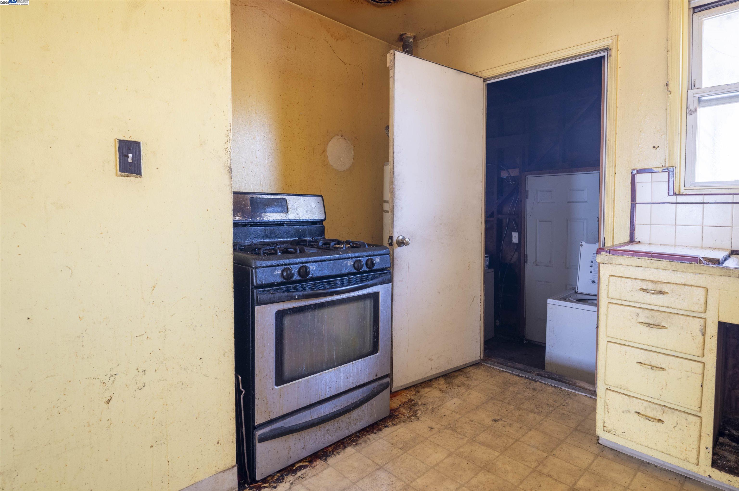 Detail Gallery Image 6 of 16 For 9638 E St, Oakland,  CA 94603 - 2 Beds | 1 Baths