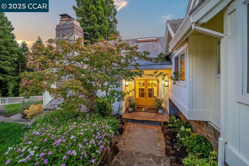 Detail Gallery Image 2 of 60 For 33 Los Arabis Circle, Lafayette,  CA 94549 - 5 Beds | 4/1 Baths