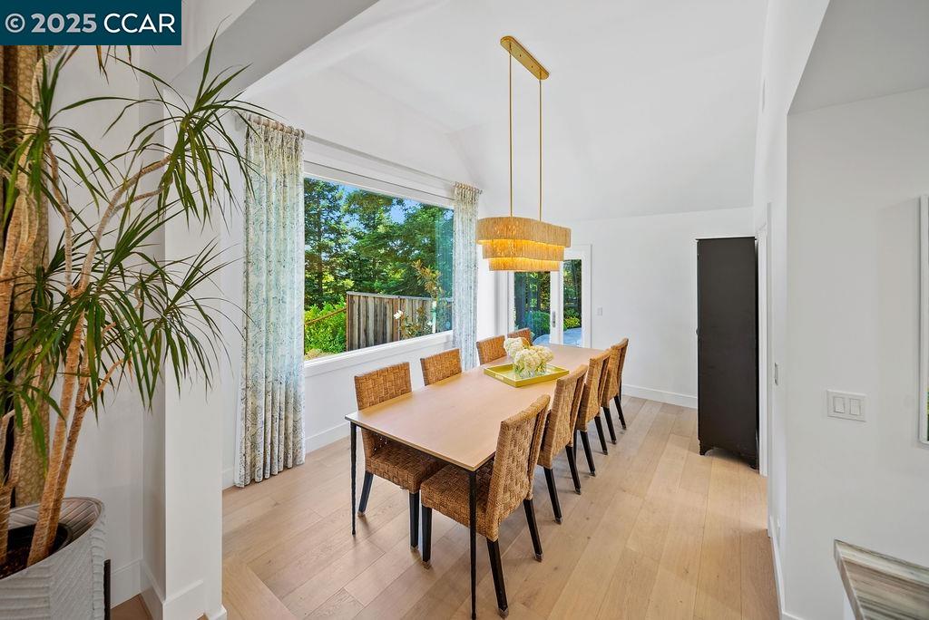 Detail Gallery Image 14 of 60 For 33 Los Arabis Circle, Lafayette,  CA 94549 - 5 Beds | 4/1 Baths