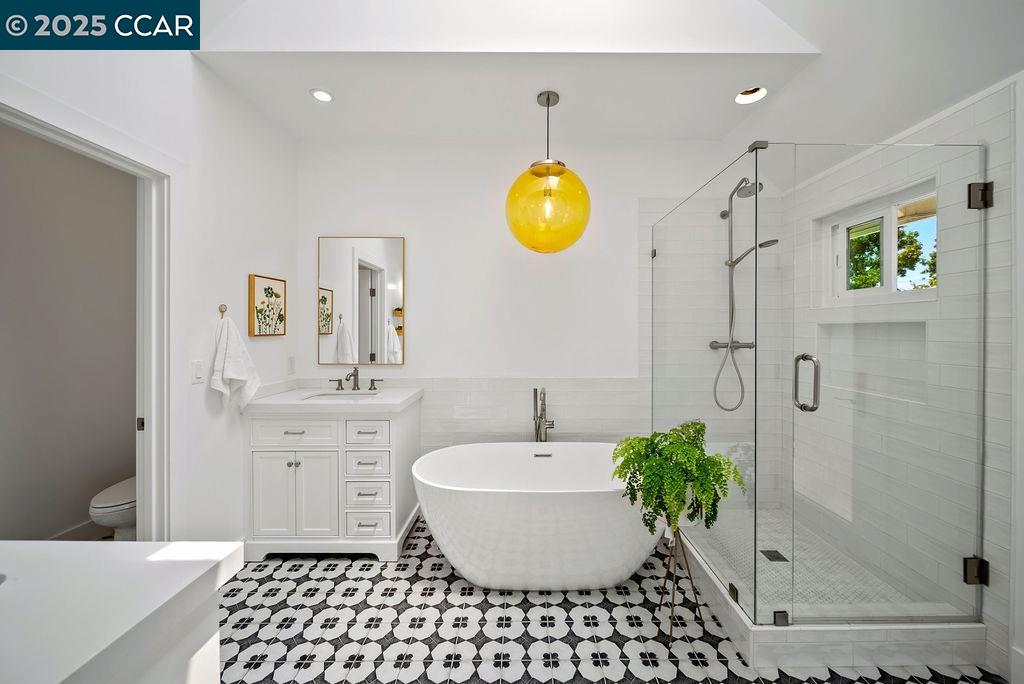 Detail Gallery Image 21 of 60 For 33 Los Arabis Circle, Lafayette,  CA 94549 - 5 Beds | 4/1 Baths