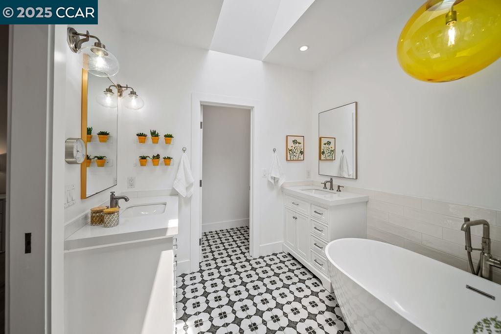 Detail Gallery Image 22 of 60 For 33 Los Arabis Circle, Lafayette,  CA 94549 - 5 Beds | 4/1 Baths